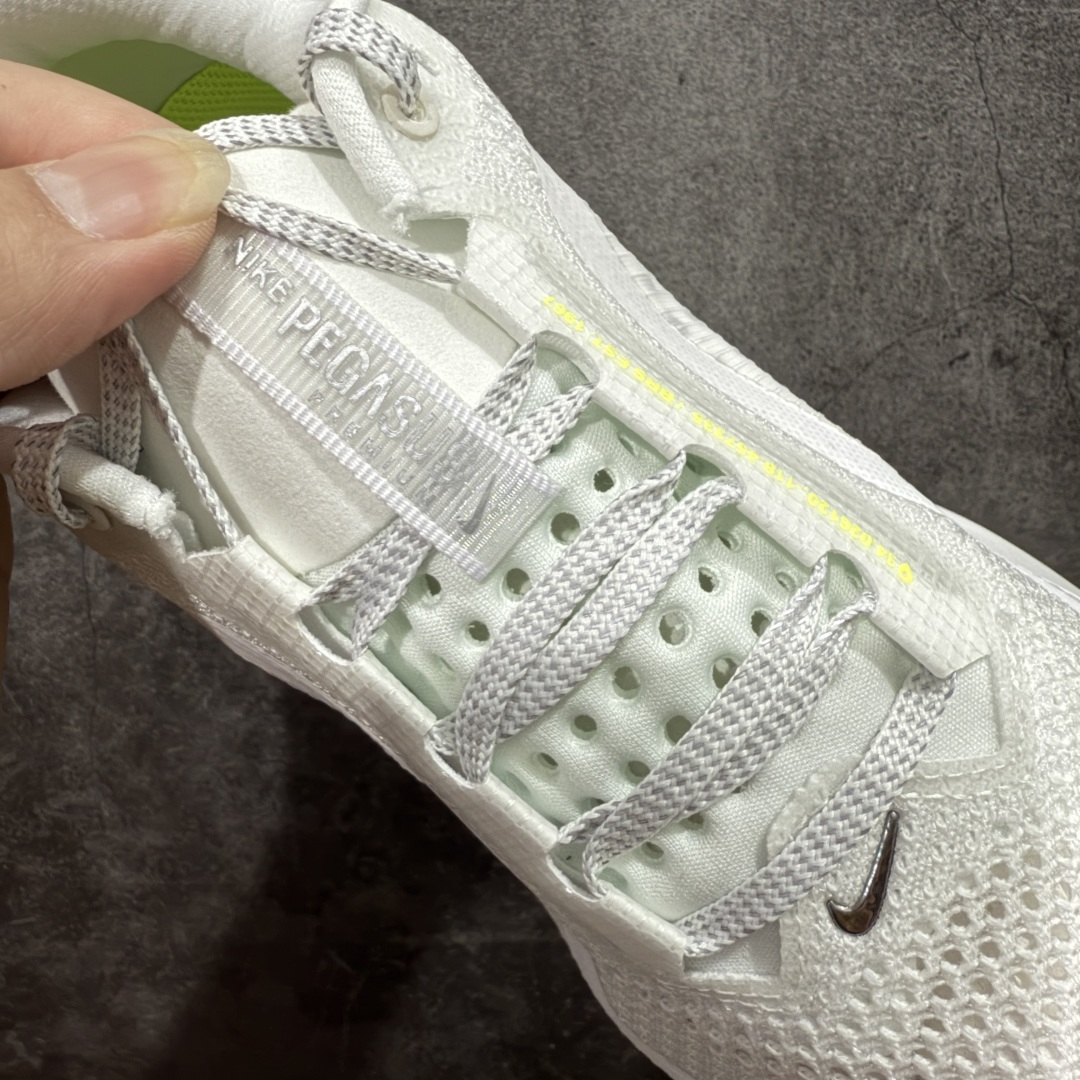 图片[5]-【XE纯原版】Nike Pegasus Premium Airscape 舒适百搭减震防滑耐磨透气 低帮跑步鞋 白黑绿    目前市场最强品质 原版购入开发 一切材质配件均匀原版一致 完美版型 高端玩家必推版本 高价零售必推版本 欢迎对比市面任意版本‼️ 这双鞋简直是时尚与科技的完美融合。 经典黑色鞋面，质感爆棚，搭配超亮眼的银色大勾子，瞬间成为街头焦点。 鞋侧独特小吊牌，细节满满，个性直接拉满。  脚下的全掌气垫更是亮点，红黑配色超吸睛，不仅颜值在线，缓震性能更是一绝。 不管是日常出街还是慢跑锻炼，都能给双脚极致舒适体验。  码数超全，36 – 46 码任你选！别犹豫啦，穿上它，轻松走出潮流范，开启你的时尚运动新旅程！   #独家原包 原底原料 开模打造  #原厂鞋标 高精密准度  #原楦原纸板开发 匹配原版98%以上  #后跟弧度 正确呈现  #原厂皮料 质感无敌  #皮料切割干净 无任何毛边 清洁度细节完美  货号：HQ2592-004HQ2592-100 码段：36-39-选品中心