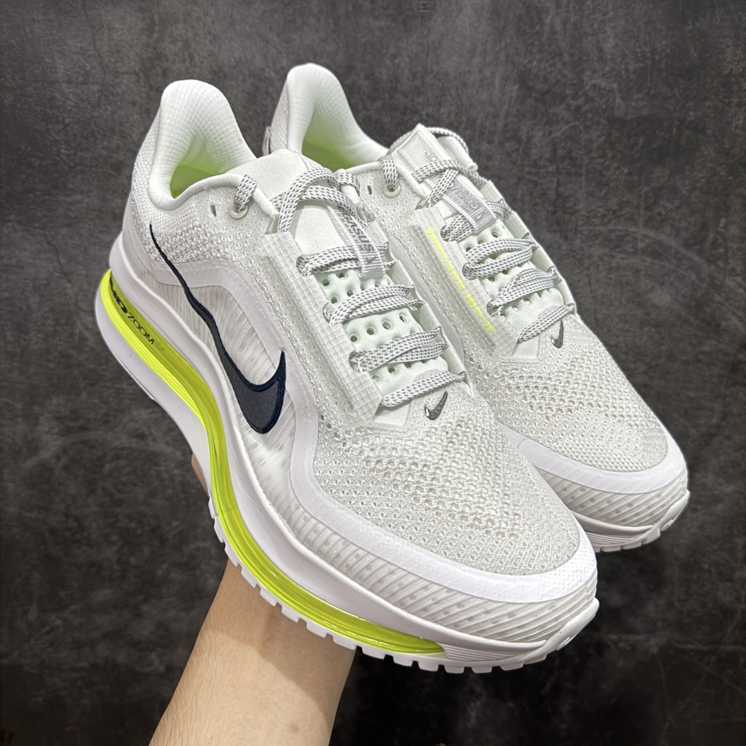 【XE纯原版】Nike Pegasus Premium Airscape 舒适百搭减震防滑耐磨透气 低帮跑步鞋 白黑绿    目前市场最强品质 原版购入开发 一切材质配件均匀原版一致 完美版型 高端玩家必推版本 高价零售必推版本 欢迎对比市面任意版本‼️ 这双鞋简直是时尚与科技的完美融合。 经典黑色鞋面,质感爆棚,搭配超亮眼的银色大勾子,瞬间成为街头焦点。 鞋侧独特小吊牌,细节满满,个性直接拉满。  脚下的全掌气垫更是亮点,红黑配色超吸睛,不仅颜值在线,缓震性能更是一绝。 不管是日常出街还是慢跑锻炼,都能给双脚极致舒适体验。  码数超全,36 - 46 码任你选!别犹豫啦,穿上它,轻松走出潮流范,开启你的时尚运动新旅程!   #独家原包 原底原料 开模打造  #原厂鞋标 高精密准度  #原楦原纸板开发 匹配原版98%以上  #后跟弧度 正确呈现  #原厂皮料 质感无敌  #皮料切割干净 无任何毛边 清洁度细节完美  货号:HQ2592-004HQ2592-100 码段:36-39-选品中心