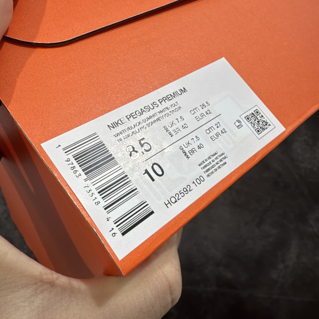 图片[9]-【XE纯原版】Nike Pegasus Premium Airscape 舒适百搭减震防滑耐磨透气 低帮跑步鞋 白黑绿    目前市场最强品质 原版购入开发 一切材质配件均匀原版一致 完美版型 高端玩家必推版本 高价零售必推版本 欢迎对比市面任意版本‼️ 这双鞋简直是时尚与科技的完美融合。 经典黑色鞋面，质感爆棚，搭配超亮眼的银色大勾子，瞬间成为街头焦点。 鞋侧独特小吊牌，细节满满，个性直接拉满。  脚下的全掌气垫更是亮点，红黑配色超吸睛，不仅颜值在线，缓震性能更是一绝。 不管是日常出街还是慢跑锻炼，都能给双脚极致舒适体验。  码数超全，36 – 46 码任你选！别犹豫啦，穿上它，轻松走出潮流范，开启你的时尚运动新旅程！   #独家原包 原底原料 开模打造  #原厂鞋标 高精密准度  #原楦原纸板开发 匹配原版98%以上  #后跟弧度 正确呈现  #原厂皮料 质感无敌  #皮料切割干净 无任何毛边 清洁度细节完美  货号：HQ2592-004HQ2592-100 码段：36-39-选品中心