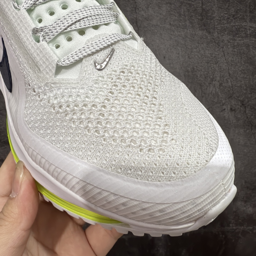 图片[4]-【XE纯原版】Nike Pegasus Premium Airscape 舒适百搭减震防滑耐磨透气 低帮跑步鞋 白黑绿    目前市场最强品质 原版购入开发 一切材质配件均匀原版一致 完美版型 高端玩家必推版本 高价零售必推版本 欢迎对比市面任意版本‼️ 这双鞋简直是时尚与科技的完美融合。 经典黑色鞋面，质感爆棚，搭配超亮眼的银色大勾子，瞬间成为街头焦点。 鞋侧独特小吊牌，细节满满，个性直接拉满。  脚下的全掌气垫更是亮点，红黑配色超吸睛，不仅颜值在线，缓震性能更是一绝。 不管是日常出街还是慢跑锻炼，都能给双脚极致舒适体验。  码数超全，36 – 46 码任你选！别犹豫啦，穿上它，轻松走出潮流范，开启你的时尚运动新旅程！   #独家原包 原底原料 开模打造  #原厂鞋标 高精密准度  #原楦原纸板开发 匹配原版98%以上  #后跟弧度 正确呈现  #原厂皮料 质感无敌  #皮料切割干净 无任何毛边 清洁度细节完美  货号：HQ2592-004HQ2592-100 码段：36-39-选品中心