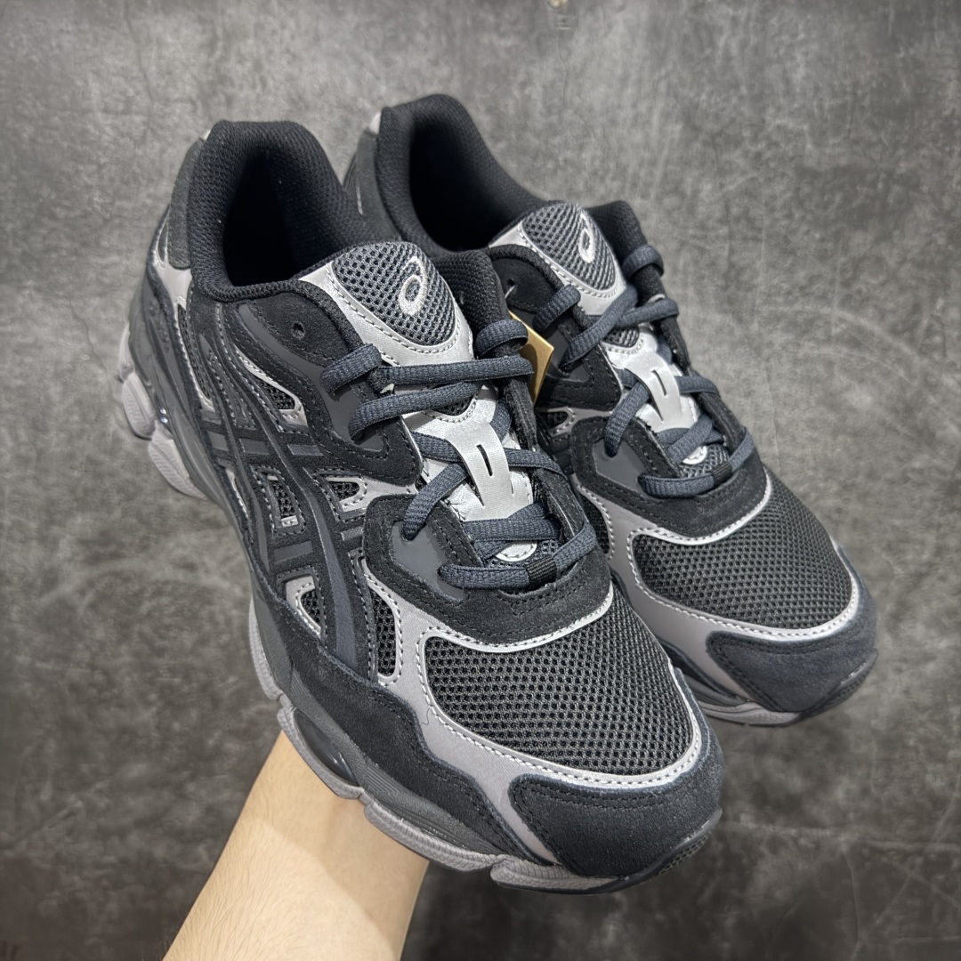 【总裁版本】顶级 Asics GEL-NYC系列 灰白 亚瑟士运动休闲透气专业跑鞋 行业领头版本 出货即巅峰 原鞋购入开发 原材料 原数据打造 完美版型 超完美做工 细节一步到位 原版对比无任何差别 #鞋面采用反绒皮与网布拼接 透气舒适兼具休闲时尚 结合简明的配色 展现品牌的传承及引领复古流行的主题 虎爪造型的LOGO  #鞋身稳定包裹系统 支撑鞋身 经典宽大鞋型配备防偏移设计提升包裹性 穿着舒适鞋面透气孔设计 提供透气性   尺码:36 37 37.5 38 39 40 40.5 41.5 42 42.5 43.5 44 44.5 45 46 47-选品中心