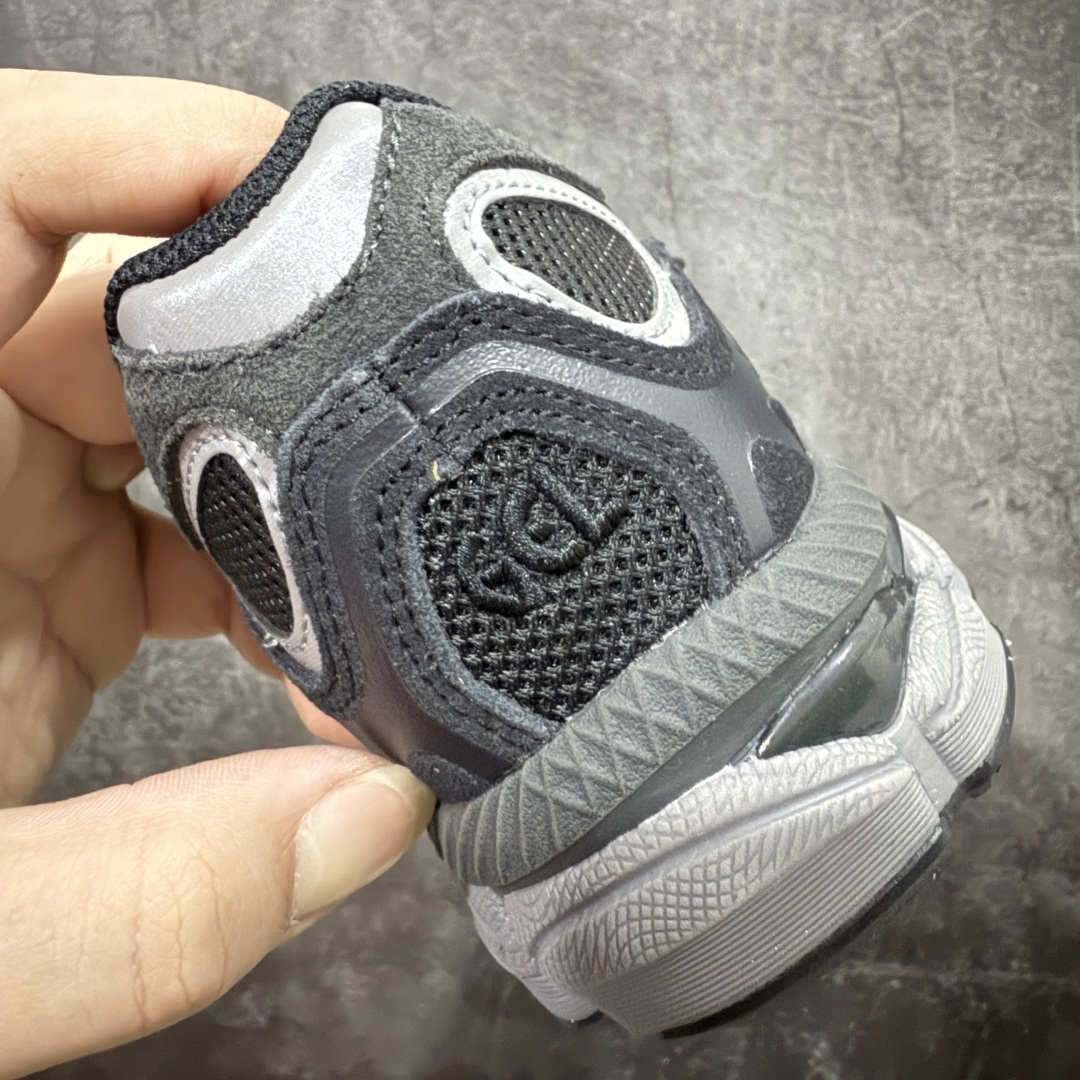 图片[2]-【总裁版本】顶级 Asics GEL-NYC系列 灰白 亚瑟士运动休闲透气专业跑鞋 行业领头版本 出货即巅峰 原鞋购入开发 原材料 原数据打造 完美版型 超完美做工 细节一步到位 原版对比无任何差别 #鞋面采用反绒皮与网布拼接 透气舒适兼具休闲时尚 结合简明的配色 展现品牌的传承及引领复古流行的主题 虎爪造型的LOGO  #鞋身稳定包裹系统 支撑鞋身 经典宽大鞋型配备防偏移设计提升包裹性 穿着舒适鞋面透气孔设计 提供透气性   尺码：36 37 37.5 38 39 40 40.5 41.5 42 42.5 43.5 44 44.5 45 46 47-选品中心