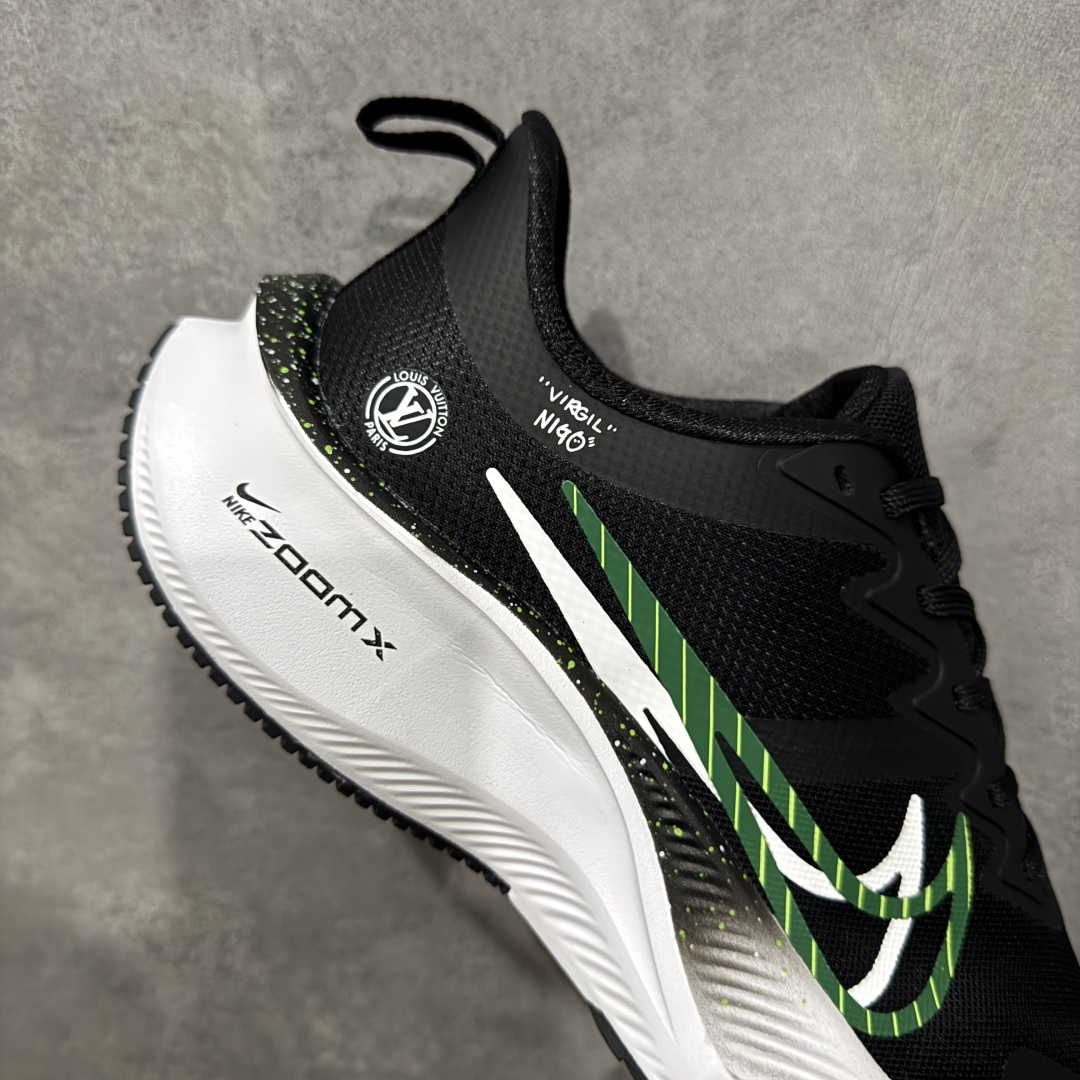 图片[7]-【定制版】Louis Vuitton x Nike Zoom Plus Low 路易威登LV x 耐克 低帮 黑白绿 超级飞马涡轮增压马拉松慢跑鞋 鞋面由半内靴与半透明网布组成Dynamic Flywire增加鞋身贴合与包覆感，鞋身两侧Swoosh LLogo采用绿色点缀，鞋舌上以Louis Vuitton字样呈现，前掌高度12mm前后掌高低差10mm，首度结合全掌ZoomX加上全长React 的跑鞋，ZoomX泡绵主要提供能量回馈与落地时的缓冲，React泡绵增强底部的稳定与耐用度。 货号：CK4318-161 尺码：36-45半 编码：CCB270280-选品中心