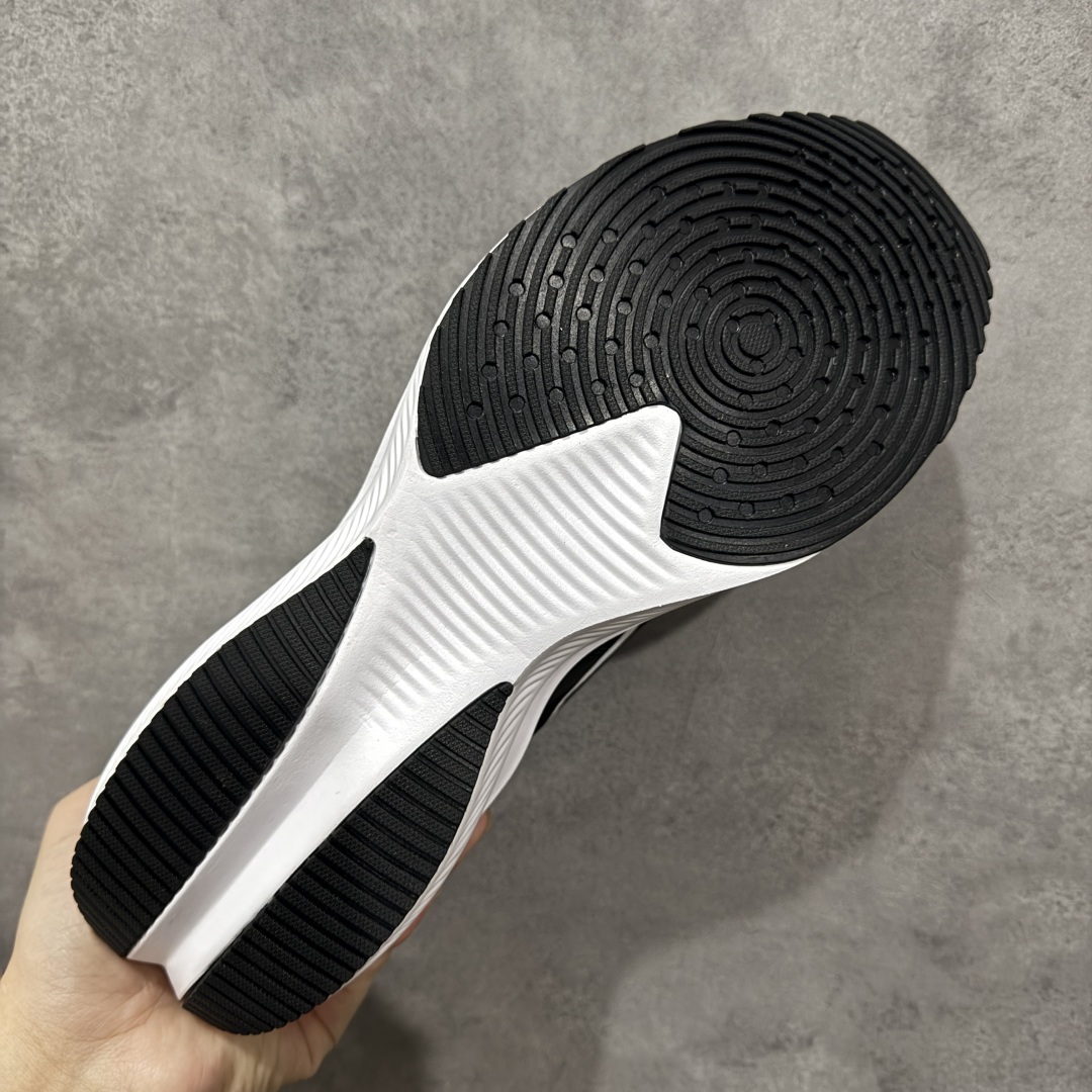 图片[9]-【定制版】Louis Vuitton x Nike Zoom Plus Low 路易威登LV x 耐克 低帮 黑白绿 超级飞马涡轮增压马拉松慢跑鞋 鞋面由半内靴与半透明网布组成Dynamic Flywire增加鞋身贴合与包覆感，鞋身两侧Swoosh LLogo采用绿色点缀，鞋舌上以Louis Vuitton字样呈现，前掌高度12mm前后掌高低差10mm，首度结合全掌ZoomX加上全长React 的跑鞋，ZoomX泡绵主要提供能量回馈与落地时的缓冲，React泡绵增强底部的稳定与耐用度。 货号：CK4318-161 尺码：36-45半 编码：CCB270280-选品中心