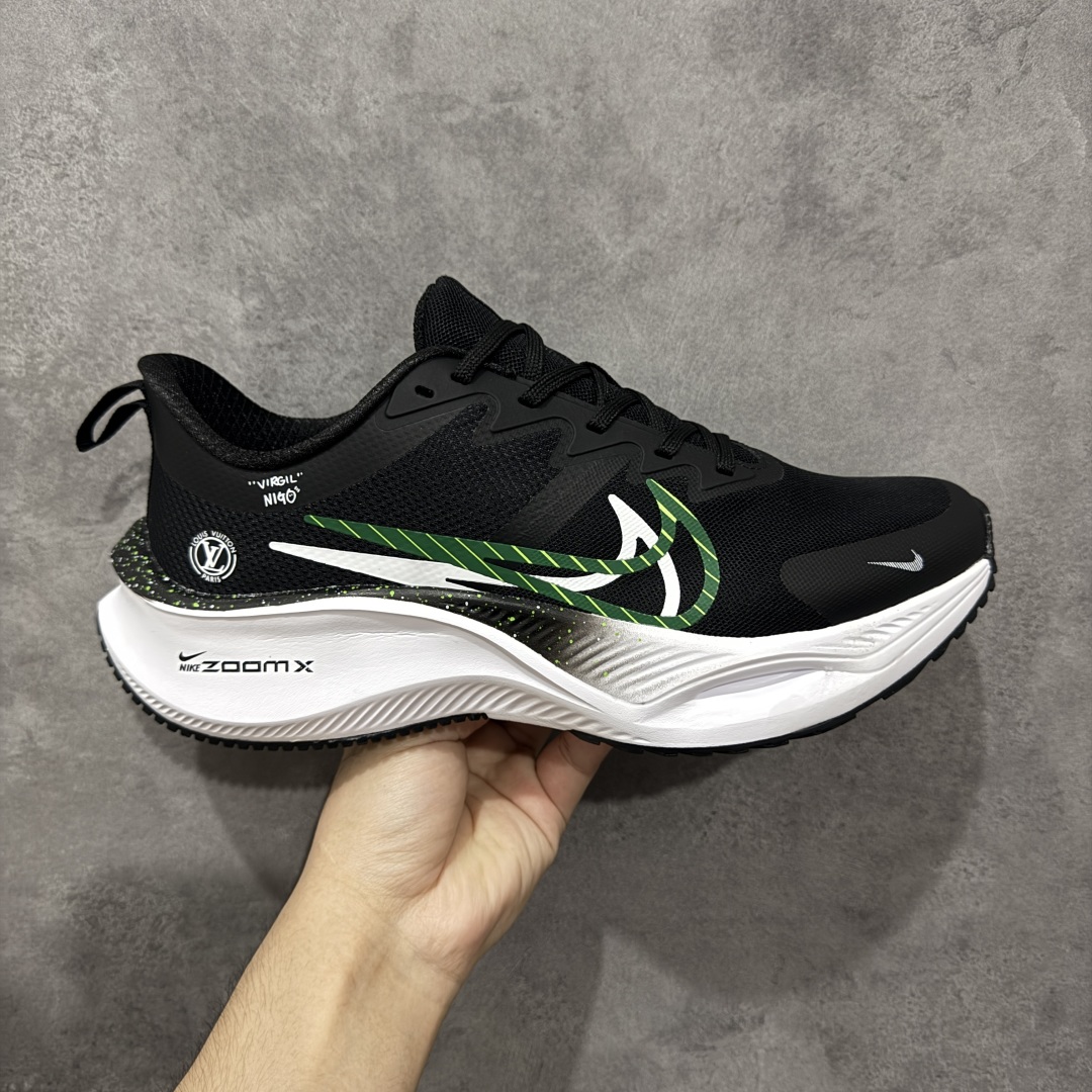 【定制版】Louis Vuitton x Nike Zoom Plus Low 路易威登LV x 耐克 低帮 黑白绿 超级飞马涡轮增压马拉松慢跑鞋 鞋面由半内靴与半透明网布组成Dynamic Flywire增加鞋身贴合与包覆感,鞋身两侧Swoosh LLogo采用绿色点缀,鞋舌上以Louis Vuitton字样呈现,前掌高度12mm前后掌高低差10mm,首度结合全掌ZoomX加上全长React 的跑鞋,ZoomX泡绵主要提供能量回馈与落地时的缓冲,React泡绵增强底部的稳定与耐用度。 货号:CK4318-161 尺码:36-45半 编码:CCB270280-选品中心