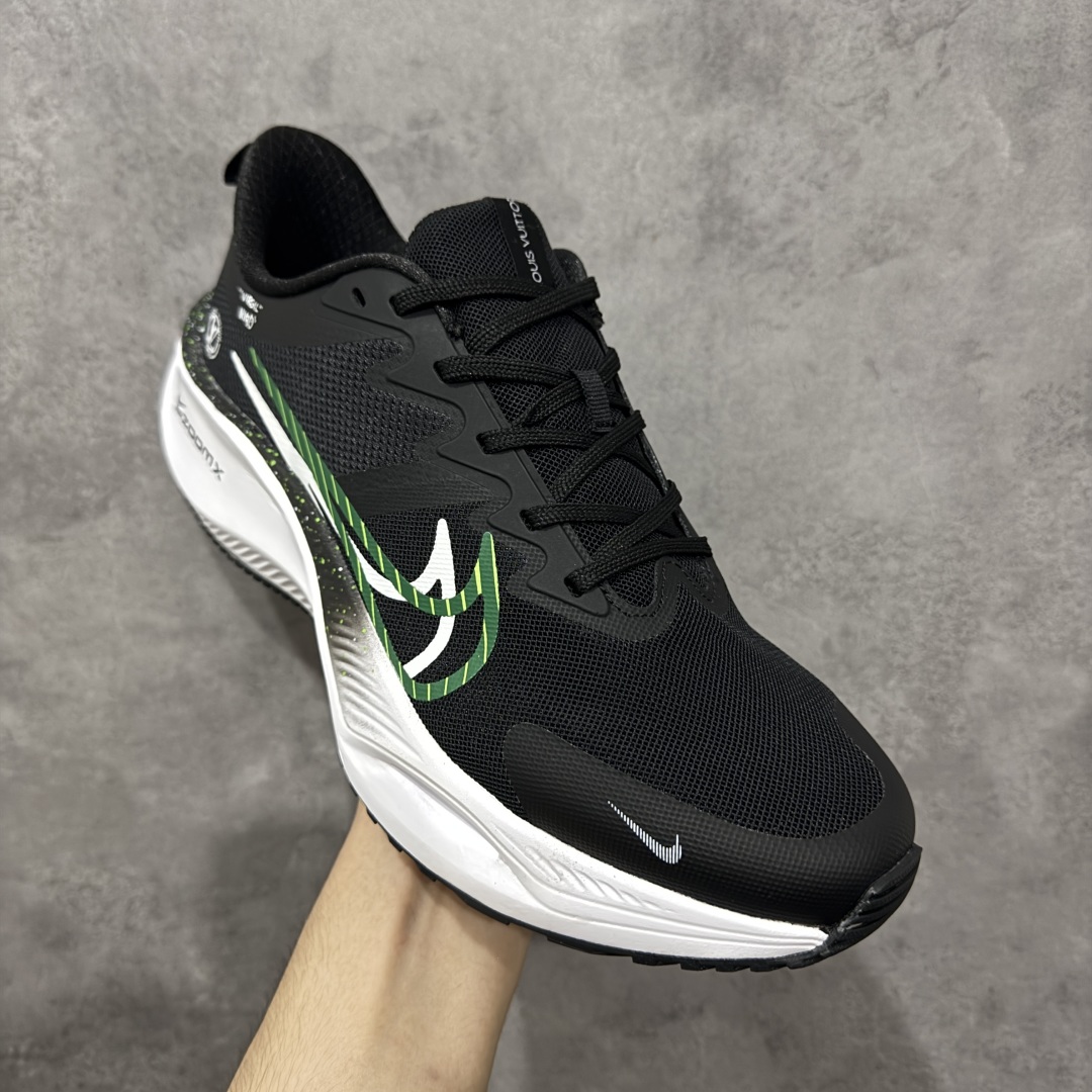 图片[3]-【定制版】Louis Vuitton x Nike Zoom Plus Low 路易威登LV x 耐克 低帮 黑白绿 超级飞马涡轮增压马拉松慢跑鞋 鞋面由半内靴与半透明网布组成Dynamic Flywire增加鞋身贴合与包覆感，鞋身两侧Swoosh LLogo采用绿色点缀，鞋舌上以Louis Vuitton字样呈现，前掌高度12mm前后掌高低差10mm，首度结合全掌ZoomX加上全长React 的跑鞋，ZoomX泡绵主要提供能量回馈与落地时的缓冲，React泡绵增强底部的稳定与耐用度。 货号：CK4318-161 尺码：36-45半 编码：CCB270280-选品中心
