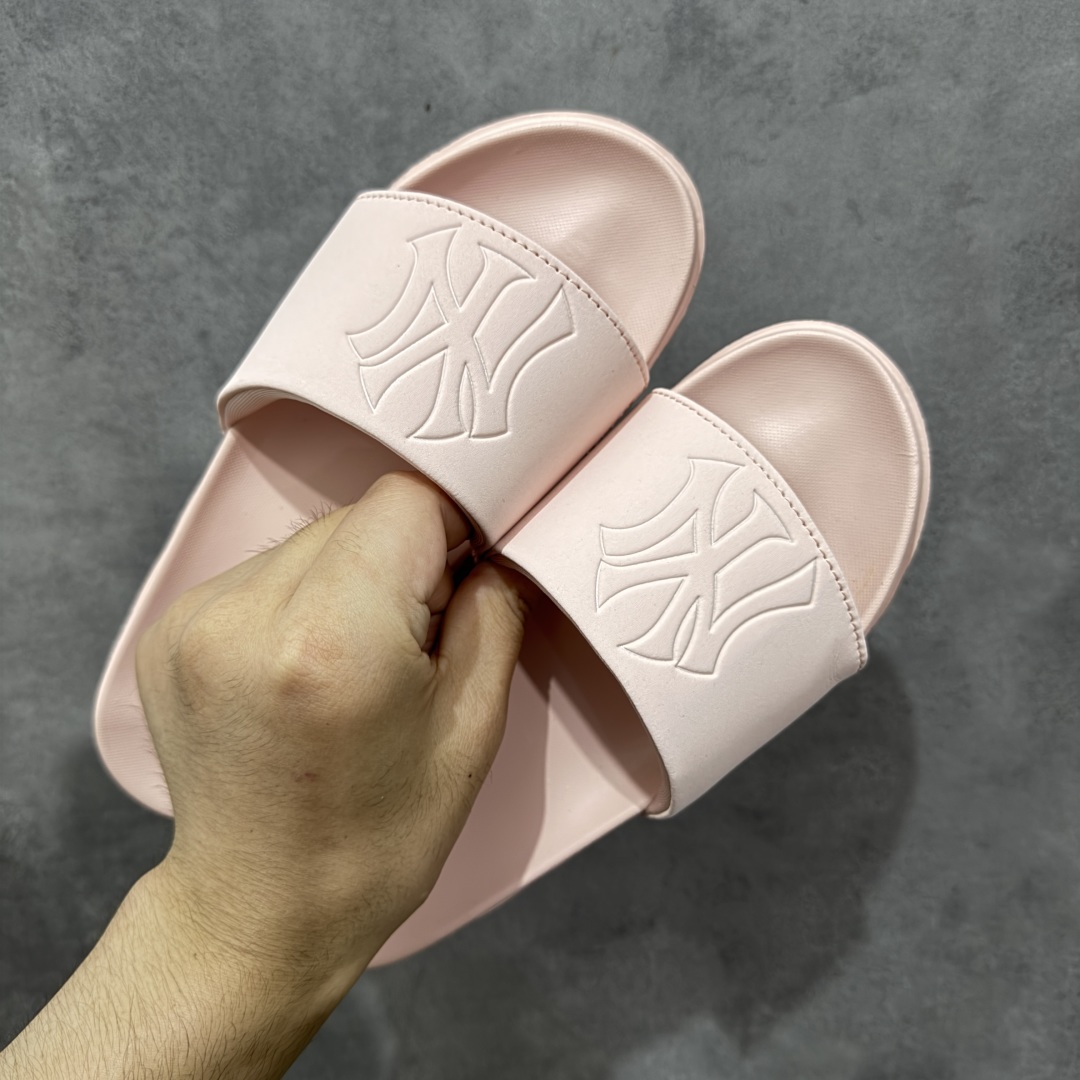 图片[9]-【公司级】MLB拖鞋女款拖鞋 25年新款运动沙滩鞋复古老花满标一字拖 家居休闲凉拖鞋 鞋面材质很软很厚，上脚哇塞的舒服😌出去郊游，看电影，逛个街完全都是第一顺位💯下楼倒垃圾🗑️也是贼方便！主要还好看 尺码： 36-40含半码 编码： 131A170180-选品中心