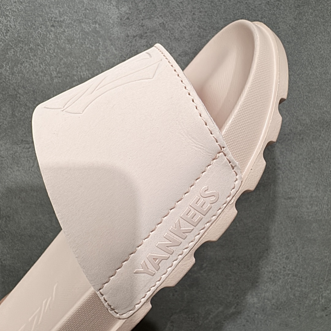 图片[6]-【公司级】MLB拖鞋女款拖鞋 25年新款运动沙滩鞋复古老花满标一字拖 家居休闲凉拖鞋 鞋面材质很软很厚，上脚哇塞的舒服😌出去郊游，看电影，逛个街完全都是第一顺位💯下楼倒垃圾🗑️也是贼方便！主要还好看 尺码： 36-40含半码 编码： 131A170180-选品中心