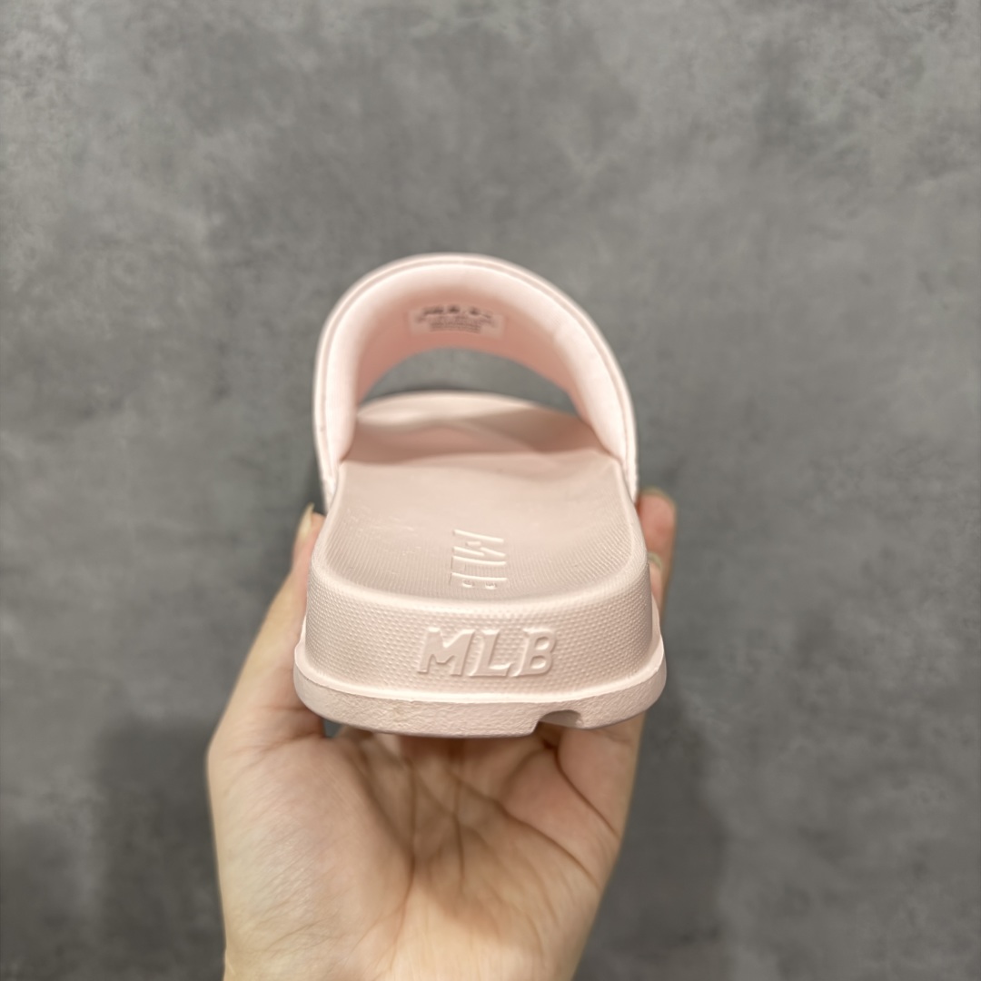 图片[4]-【公司级】MLB拖鞋女款拖鞋 25年新款运动沙滩鞋复古老花满标一字拖 家居休闲凉拖鞋 鞋面材质很软很厚，上脚哇塞的舒服😌出去郊游，看电影，逛个街完全都是第一顺位💯下楼倒垃圾🗑️也是贼方便！主要还好看 尺码： 36-40含半码 编码： 131A170180-选品中心