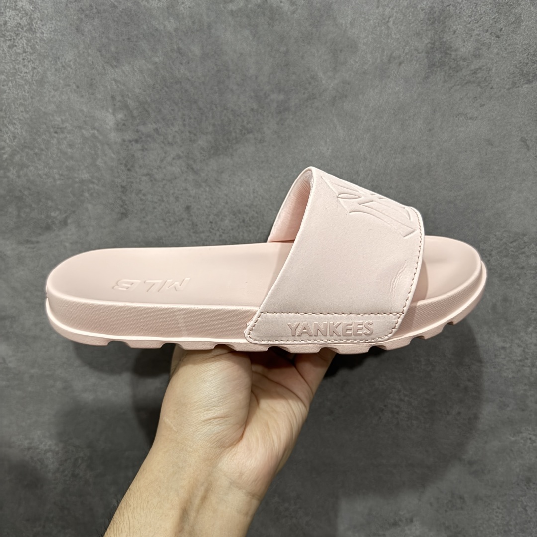 【公司级】MLB拖鞋女款拖鞋 25年新款运动沙滩鞋复古老花满标一字拖 家居休闲凉拖鞋 鞋面材质很软很厚,上脚哇塞的舒服😌出去郊游,看电影,逛个街完全都是第一顺位💯下楼倒垃圾🗑️也是贼方便!主要还好看 尺码: 36-40含半码 编码: 131A170180-选品中心