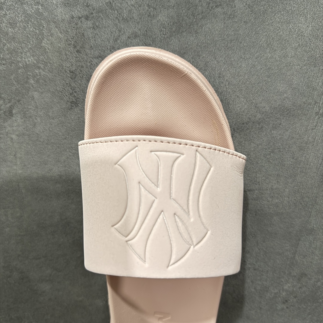 图片[5]-【公司级】MLB拖鞋女款拖鞋 25年新款运动沙滩鞋复古老花满标一字拖 家居休闲凉拖鞋 鞋面材质很软很厚，上脚哇塞的舒服😌出去郊游，看电影，逛个街完全都是第一顺位💯下楼倒垃圾🗑️也是贼方便！主要还好看 尺码： 36-40含半码 编码： 131A170180-选品中心