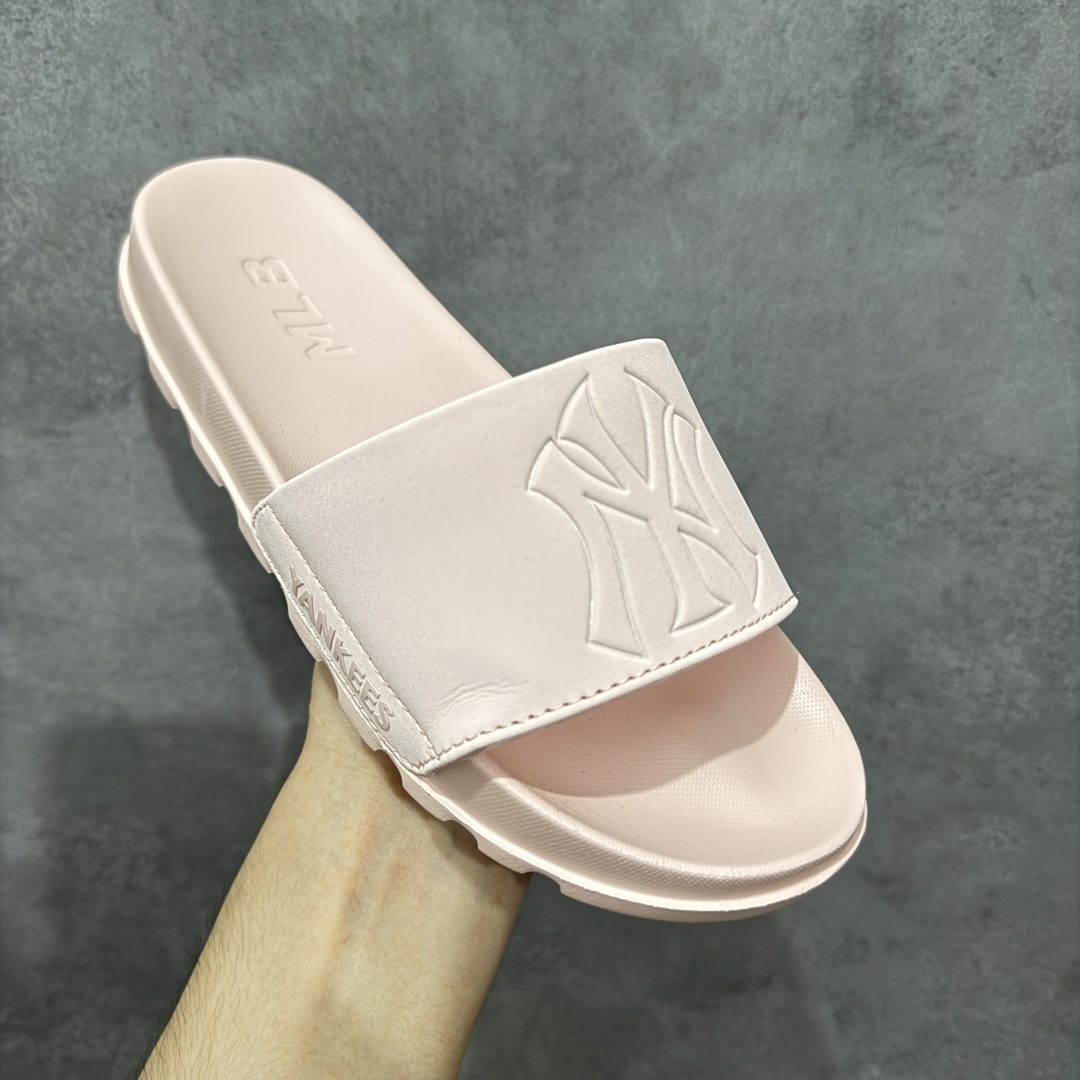 图片[3]-【公司级】MLB拖鞋女款拖鞋 25年新款运动沙滩鞋复古老花满标一字拖 家居休闲凉拖鞋 鞋面材质很软很厚，上脚哇塞的舒服😌出去郊游，看电影，逛个街完全都是第一顺位💯下楼倒垃圾🗑️也是贼方便！主要还好看 尺码： 36-40含半码 编码： 131A170180-选品中心