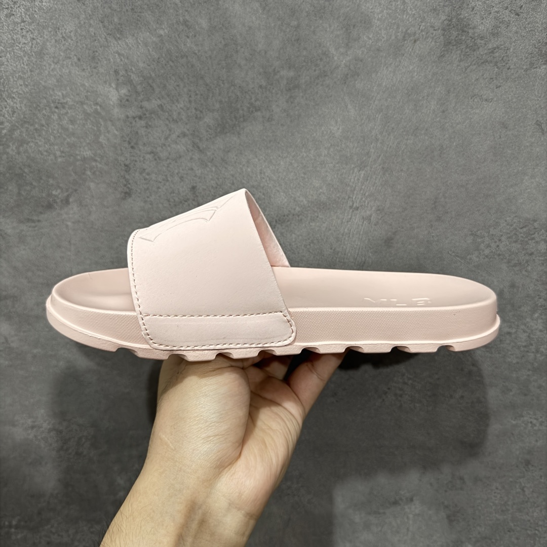 图片[2]-【公司级】MLB拖鞋女款拖鞋 25年新款运动沙滩鞋复古老花满标一字拖 家居休闲凉拖鞋 鞋面材质很软很厚，上脚哇塞的舒服😌出去郊游，看电影，逛个街完全都是第一顺位💯下楼倒垃圾🗑️也是贼方便！主要还好看 尺码： 36-40含半码 编码： 131A170180-选品中心