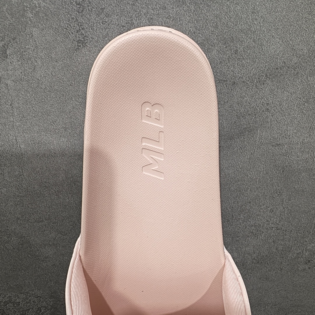 图片[7]-【公司级】MLB拖鞋女款拖鞋 25年新款运动沙滩鞋复古老花满标一字拖 家居休闲凉拖鞋 鞋面材质很软很厚，上脚哇塞的舒服😌出去郊游，看电影，逛个街完全都是第一顺位💯下楼倒垃圾🗑️也是贼方便！主要还好看 尺码： 36-40含半码 编码： 131A170180-选品中心