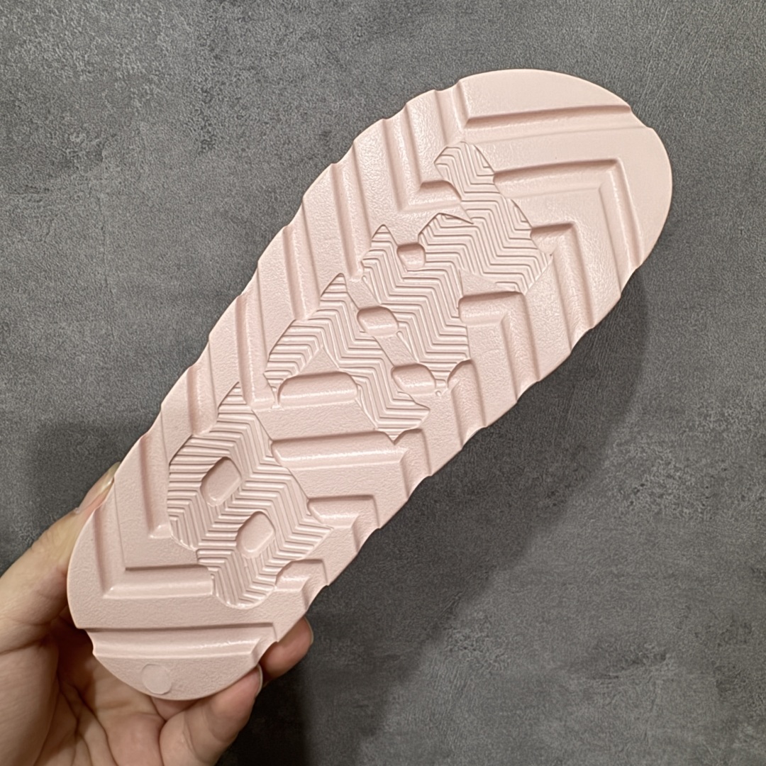 图片[8]-【公司级】MLB拖鞋女款拖鞋 25年新款运动沙滩鞋复古老花满标一字拖 家居休闲凉拖鞋 鞋面材质很软很厚，上脚哇塞的舒服😌出去郊游，看电影，逛个街完全都是第一顺位💯下楼倒垃圾🗑️也是贼方便！主要还好看 尺码： 36-40含半码 编码： 131A170180-选品中心