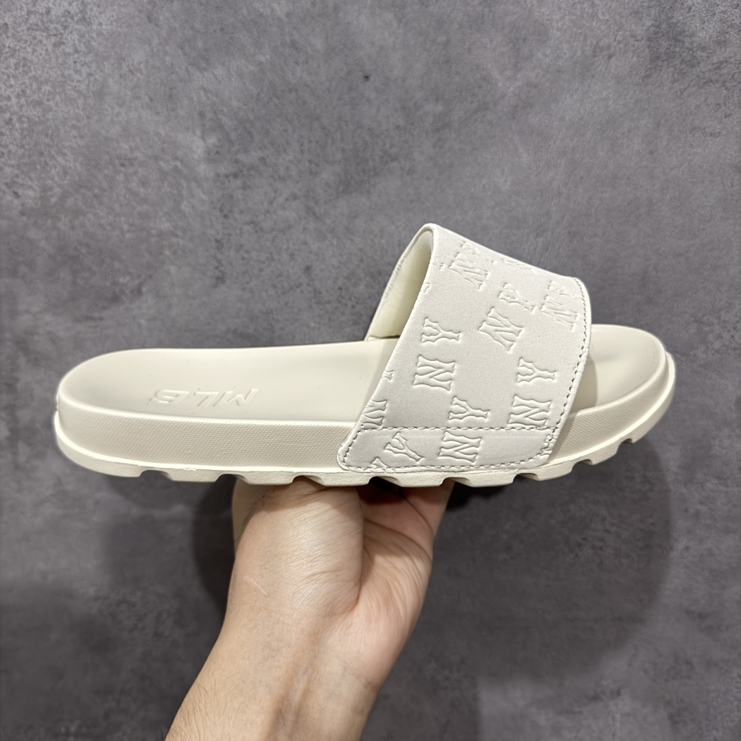 【公司级】MLB 夏季男女拖鞋 25年新款运动沙滩鞋复古老花满标一字拖 家居休闲凉拖鞋 鞋面材质很软很厚,上脚哇塞的舒服😌出去郊游,看电影,逛个街完全都是第一顺位💯下楼倒垃圾🗑️也是贼方便!主要还好看 尺码: 36-45含半码 编码: 131A170180-选品中心