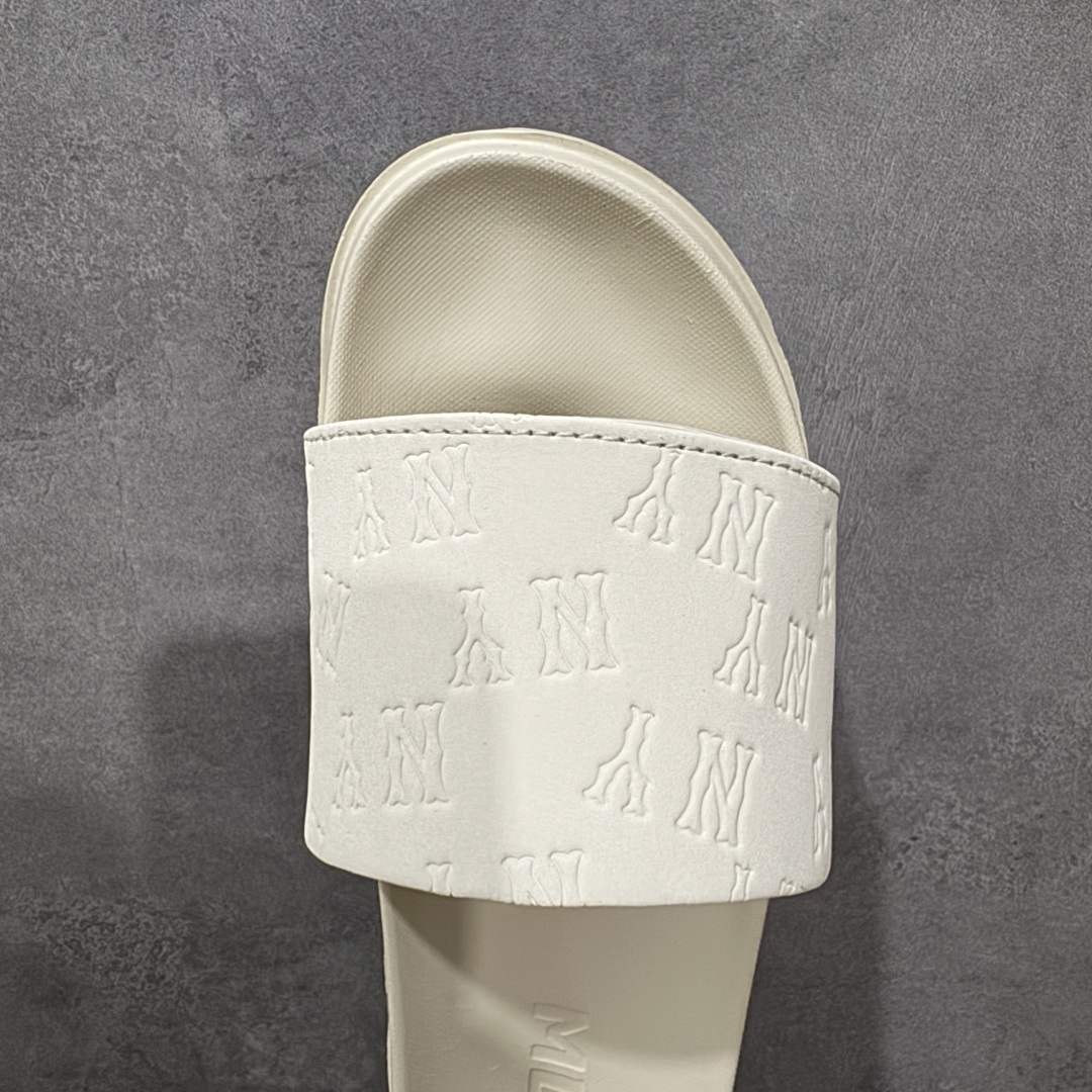 图片[5]-【公司级】MLB 夏季男女拖鞋 25年新款运动沙滩鞋复古老花满标一字拖 家居休闲凉拖鞋 鞋面材质很软很厚，上脚哇塞的舒服😌出去郊游，看电影，逛个街完全都是第一顺位💯下楼倒垃圾🗑️也是贼方便！主要还好看 尺码： 36-45含半码 编码： 131A170180-选品中心