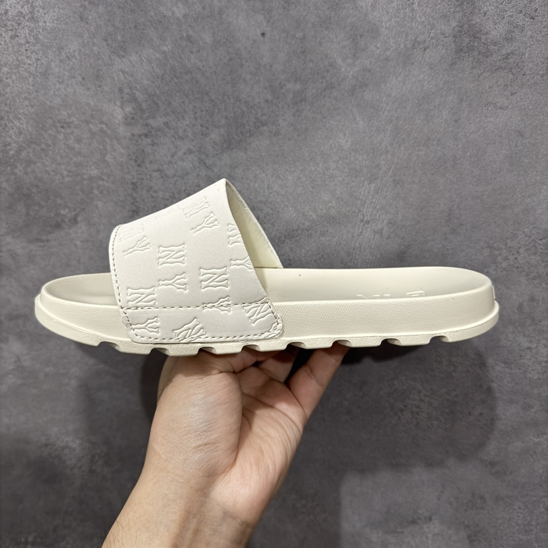 图片[2]-【公司级】MLB 夏季男女拖鞋 25年新款运动沙滩鞋复古老花满标一字拖 家居休闲凉拖鞋 鞋面材质很软很厚，上脚哇塞的舒服😌出去郊游，看电影，逛个街完全都是第一顺位💯下楼倒垃圾🗑️也是贼方便！主要还好看 尺码： 36-45含半码 编码： 131A170180-选品中心