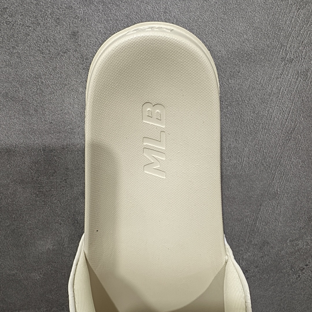 图片[7]-【公司级】MLB 夏季男女拖鞋 25年新款运动沙滩鞋复古老花满标一字拖 家居休闲凉拖鞋 鞋面材质很软很厚，上脚哇塞的舒服😌出去郊游，看电影，逛个街完全都是第一顺位💯下楼倒垃圾🗑️也是贼方便！主要还好看 尺码： 36-45含半码 编码： 131A170180-选品中心