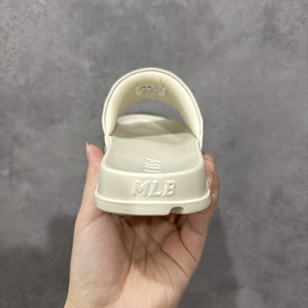 图片[4]-【公司级】MLB 夏季男女拖鞋 25年新款运动沙滩鞋复古老花满标一字拖 家居休闲凉拖鞋 鞋面材质很软很厚，上脚哇塞的舒服😌出去郊游，看电影，逛个街完全都是第一顺位💯下楼倒垃圾🗑️也是贼方便！主要还好看 尺码： 36-45含半码 编码： 131A170180-选品中心