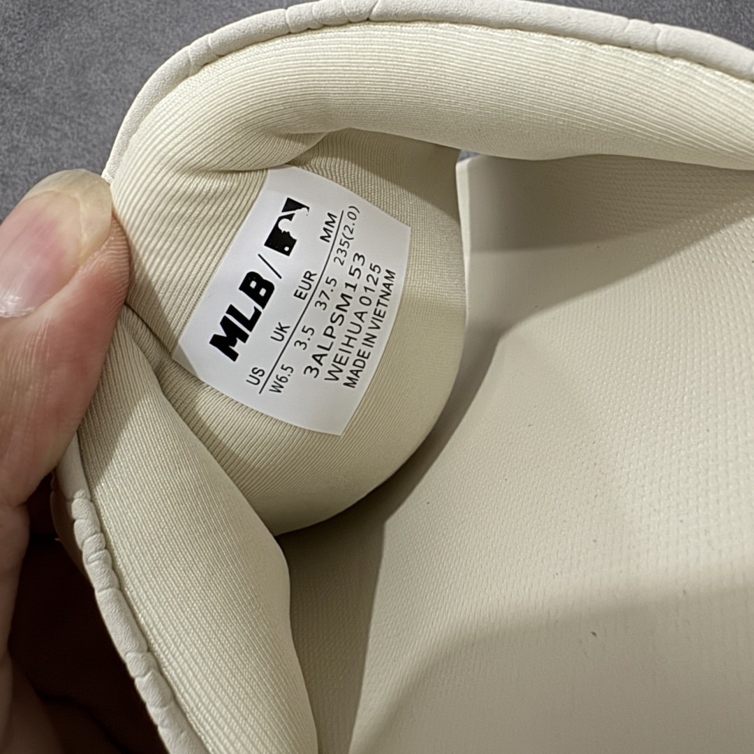 图片[8]-【公司级】MLB 夏季男女拖鞋 25年新款运动沙滩鞋复古老花满标一字拖 家居休闲凉拖鞋 鞋面材质很软很厚，上脚哇塞的舒服😌出去郊游，看电影，逛个街完全都是第一顺位💯下楼倒垃圾🗑️也是贼方便！主要还好看 尺码： 36-45含半码 编码： 131A170180-选品中心