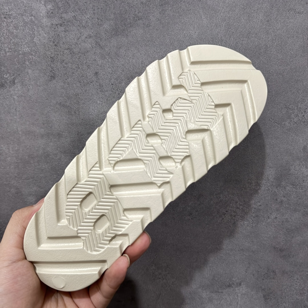 图片[9]-【公司级】MLB 夏季男女拖鞋 25年新款运动沙滩鞋复古老花满标一字拖 家居休闲凉拖鞋 鞋面材质很软很厚，上脚哇塞的舒服😌出去郊游，看电影，逛个街完全都是第一顺位💯下楼倒垃圾🗑️也是贼方便！主要还好看 尺码： 36-45含半码 编码： 131A170180-选品中心