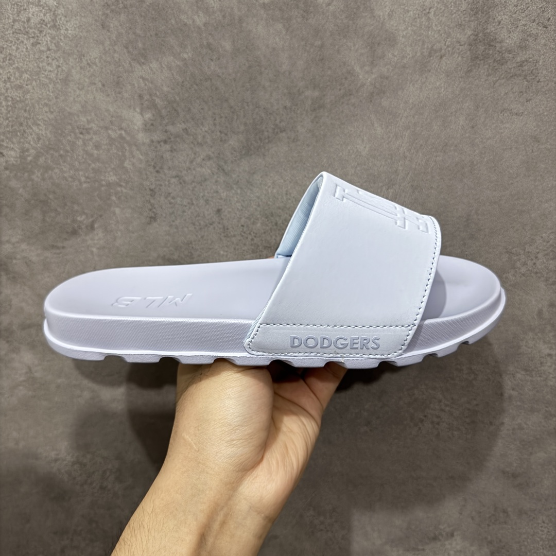 【公司级】MLB 夏季男女拖鞋 25年新款运动沙滩鞋复古老花满标一字拖 家居休闲凉拖鞋 鞋面材质很软很厚,上脚哇塞的舒服😌出去郊游,看电影,逛个街完全都是第一顺位💯下楼倒垃圾🗑️也是贼方便!主要还好看 尺码: 36-45含半码 编码: 131A170180-选品中心