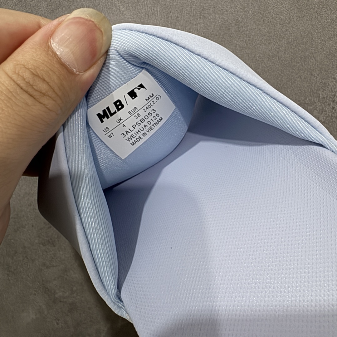 图片[8]-【公司级】MLB 夏季男女拖鞋 25年新款运动沙滩鞋复古老花满标一字拖 家居休闲凉拖鞋 鞋面材质很软很厚，上脚哇塞的舒服😌出去郊游，看电影，逛个街完全都是第一顺位💯下楼倒垃圾🗑️也是贼方便！主要还好看 尺码： 36-45含半码 编码： 131A170180-选品中心