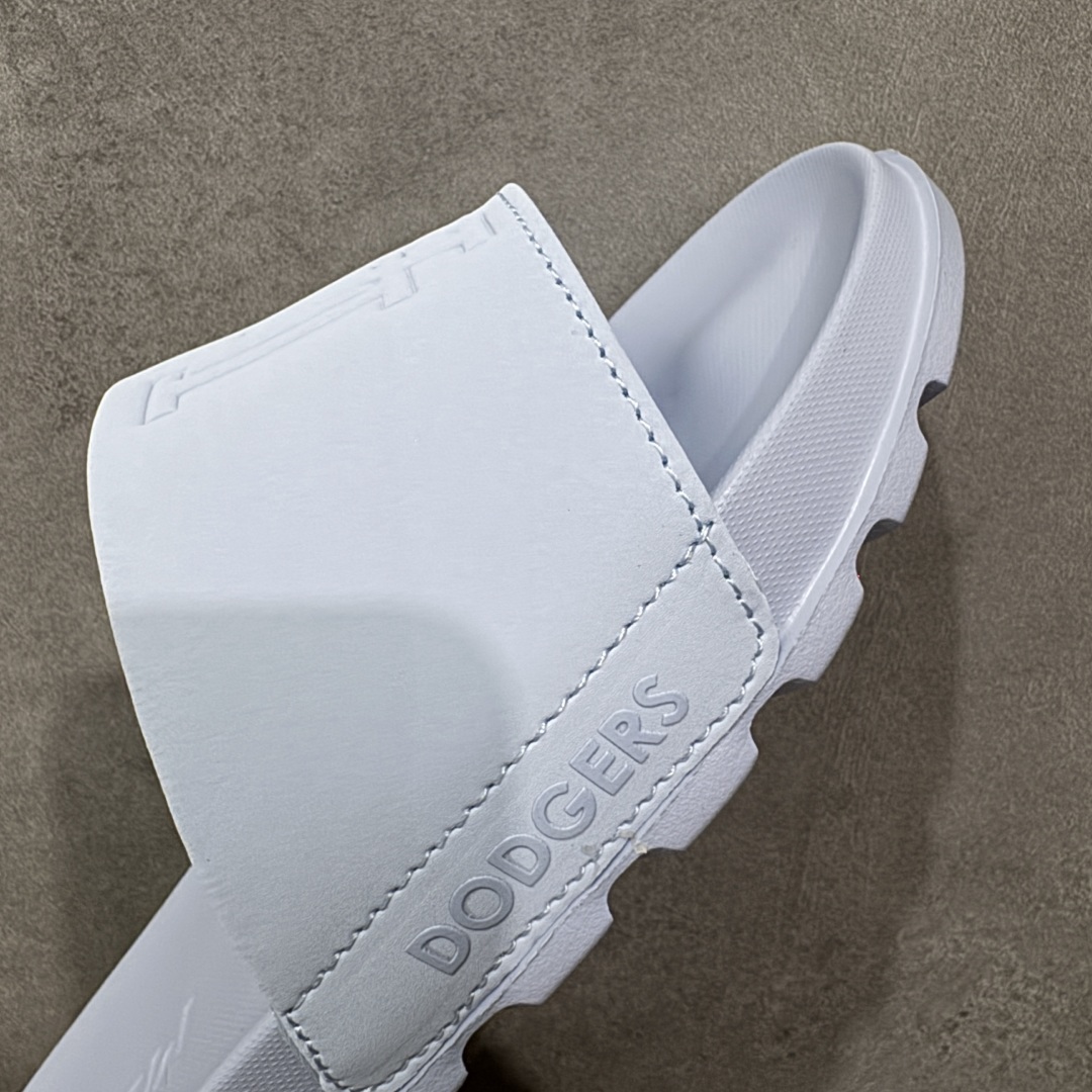 图片[6]-【公司级】MLB 夏季男女拖鞋 25年新款运动沙滩鞋复古老花满标一字拖 家居休闲凉拖鞋 鞋面材质很软很厚，上脚哇塞的舒服😌出去郊游，看电影，逛个街完全都是第一顺位💯下楼倒垃圾🗑️也是贼方便！主要还好看 尺码： 36-45含半码 编码： 131A170180-选品中心