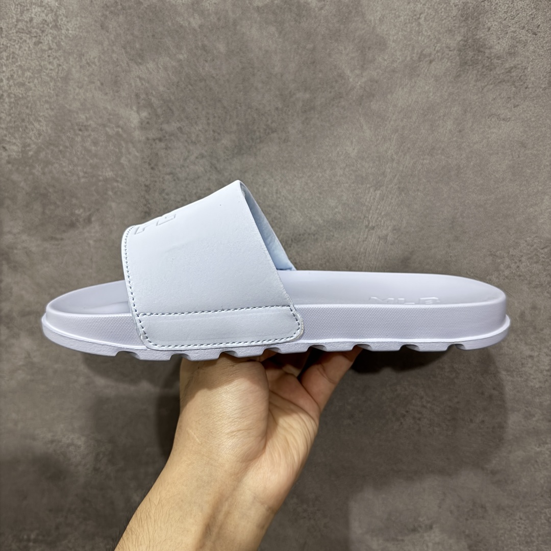 图片[2]-【公司级】MLB 夏季男女拖鞋 25年新款运动沙滩鞋复古老花满标一字拖 家居休闲凉拖鞋 鞋面材质很软很厚，上脚哇塞的舒服😌出去郊游，看电影，逛个街完全都是第一顺位💯下楼倒垃圾🗑️也是贼方便！主要还好看 尺码： 36-45含半码 编码： 131A170180-选品中心