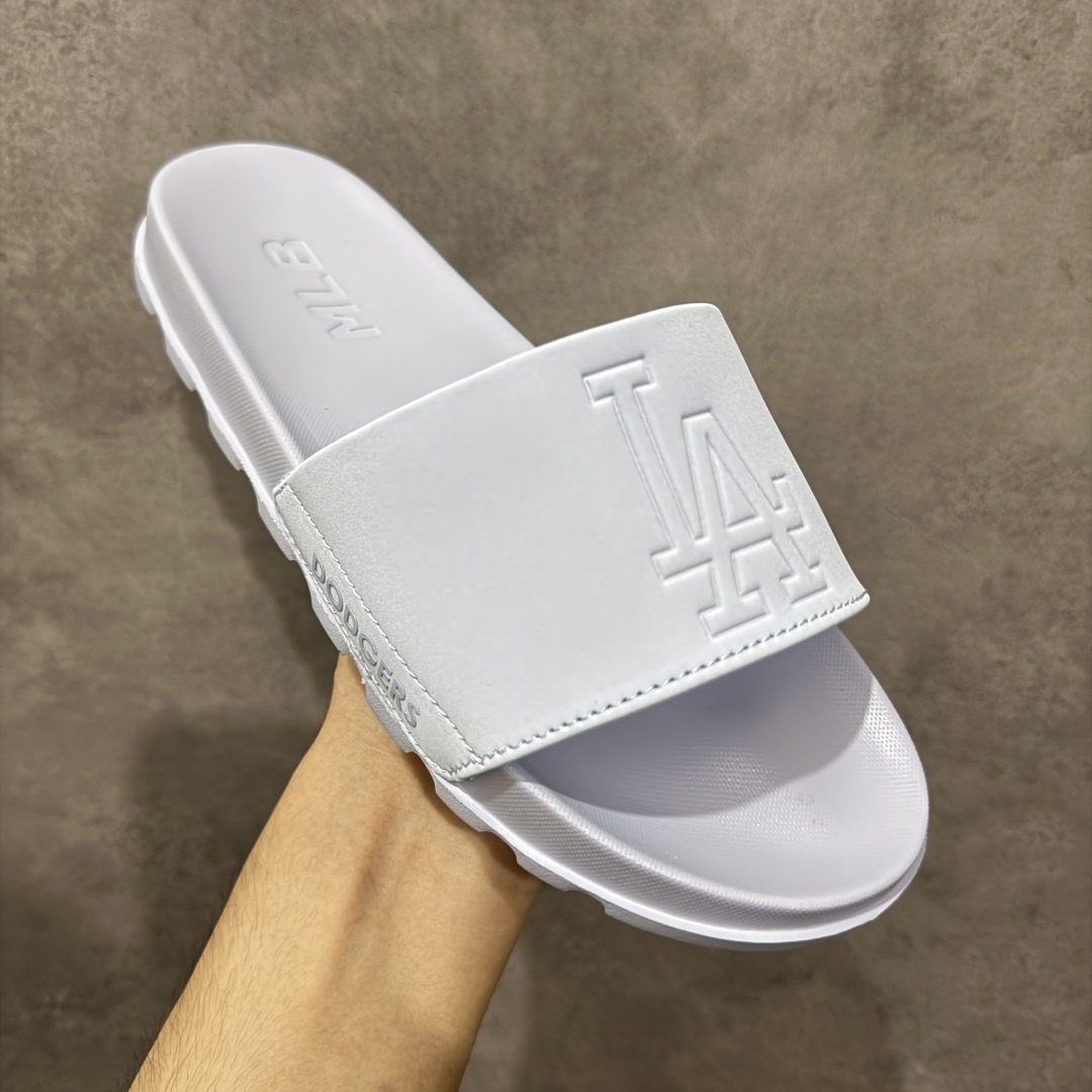 图片[3]-【公司级】MLB 夏季男女拖鞋 25年新款运动沙滩鞋复古老花满标一字拖 家居休闲凉拖鞋 鞋面材质很软很厚，上脚哇塞的舒服😌出去郊游，看电影，逛个街完全都是第一顺位💯下楼倒垃圾🗑️也是贼方便！主要还好看 尺码： 36-45含半码 编码： 131A170180-选品中心