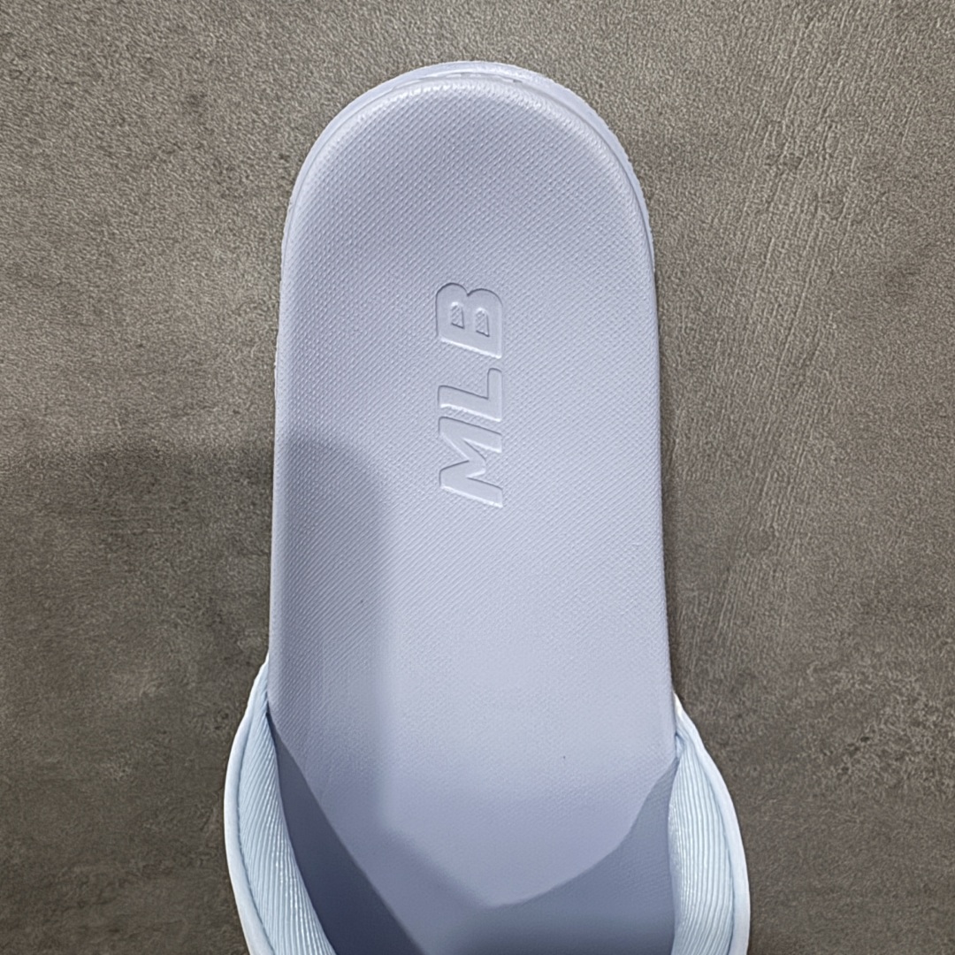 图片[7]-【公司级】MLB 夏季男女拖鞋 25年新款运动沙滩鞋复古老花满标一字拖 家居休闲凉拖鞋 鞋面材质很软很厚，上脚哇塞的舒服😌出去郊游，看电影，逛个街完全都是第一顺位💯下楼倒垃圾🗑️也是贼方便！主要还好看 尺码： 36-45含半码 编码： 131A170180-选品中心