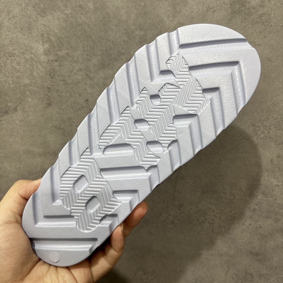 图片[9]-【公司级】MLB 夏季男女拖鞋 25年新款运动沙滩鞋复古老花满标一字拖 家居休闲凉拖鞋 鞋面材质很软很厚，上脚哇塞的舒服😌出去郊游，看电影，逛个街完全都是第一顺位💯下楼倒垃圾🗑️也是贼方便！主要还好看 尺码： 36-45含半码 编码： 131A170180-选品中心