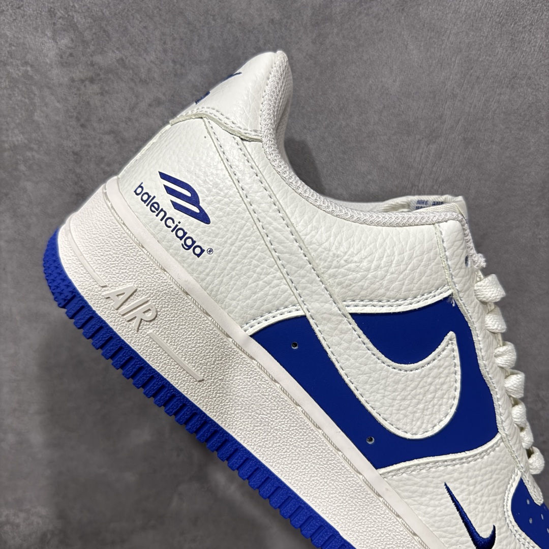 图片[7]-【定制版】Nike Air Force 1 \’07 Low 巴黎世家联名— 白蓝双色 经典 AF1 鞋型，融入 Balenciaga 标志性元素。中底运用 AIR 技术，通过模具注塑成型，与蓝色外底一体硫化工艺结合，保障结构稳定与脚感，鞋身细节经多道质检，确保做工精细 ，潮流与质感拉满 低帮休闲板鞋 定制鞋盒 大厂纯原品质出货 超高清洁度 皮料切割干净无任何毛边 细节完美 货号：KX2532-501 尺码：36 36.5 37.5 38 38.5 39 40 40.5 41 42 42.5 43 44 44.5 45-选品中心