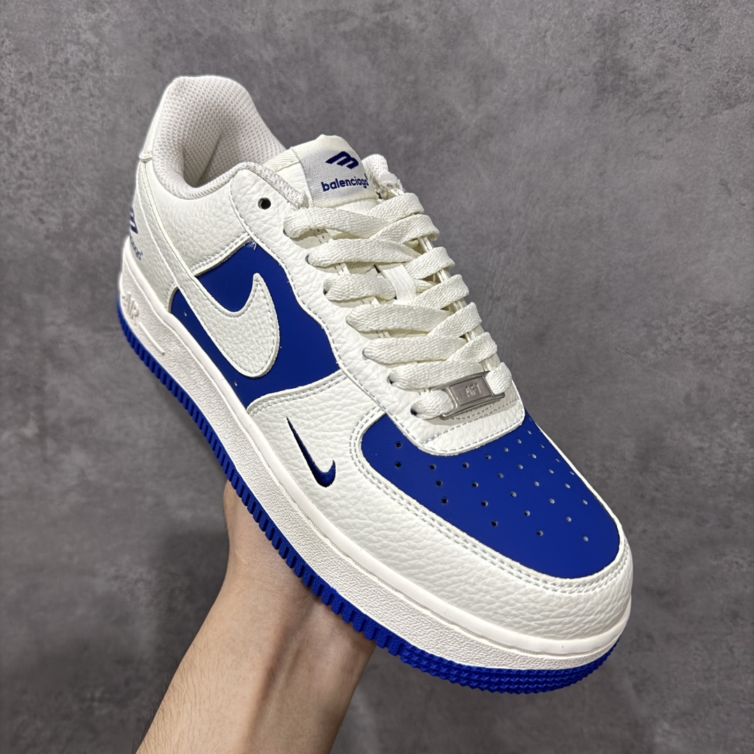 图片[3]-【定制版】Nike Air Force 1 \’07 Low 巴黎世家联名— 白蓝双色 经典 AF1 鞋型，融入 Balenciaga 标志性元素。中底运用 AIR 技术，通过模具注塑成型，与蓝色外底一体硫化工艺结合，保障结构稳定与脚感，鞋身细节经多道质检，确保做工精细 ，潮流与质感拉满 低帮休闲板鞋 定制鞋盒 大厂纯原品质出货 超高清洁度 皮料切割干净无任何毛边 细节完美 货号：KX2532-501 尺码：36 36.5 37.5 38 38.5 39 40 40.5 41 42 42.5 43 44 44.5 45-选品中心