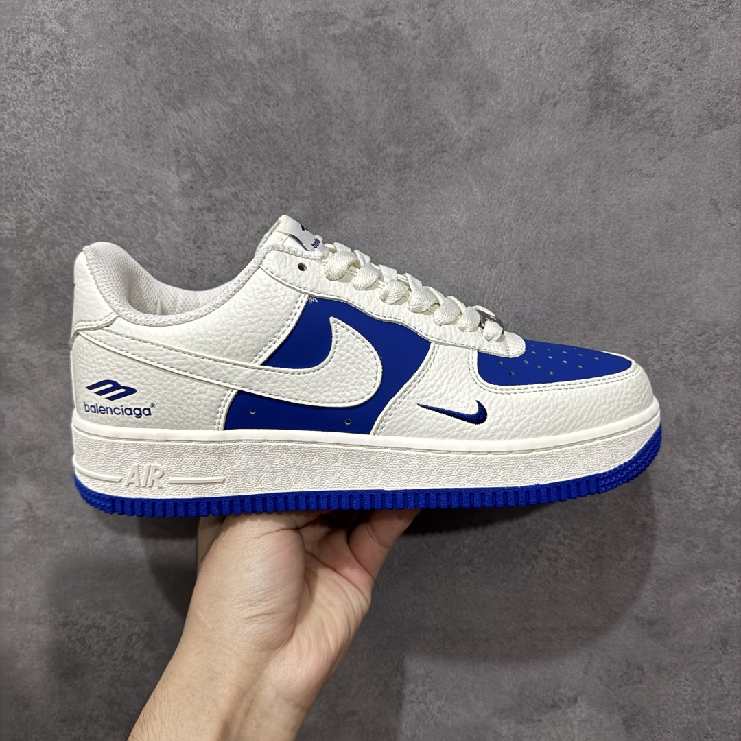 【定制版】Nike Air Force 1 \'07 Low 巴黎世家联名--- 白蓝双色 经典 AF1 鞋型,融入 Balenciaga 标志性元素。中底运用 AIR 技术,通过模具注塑成型,与蓝色外底一体硫化工艺结合,保障结构稳定与脚感,鞋身细节经多道质检,确保做工精细 ,潮流与质感拉满 低帮休闲板鞋 定制鞋盒 大厂纯原品质出货 超高清洁度 皮料切割干净无任何毛边 细节完美 货号:KX2532-501 尺码:36 36.5 37.5 38 38.5 39 40 40.5 41 42 42.5 43 44 44.5 45-选品中心