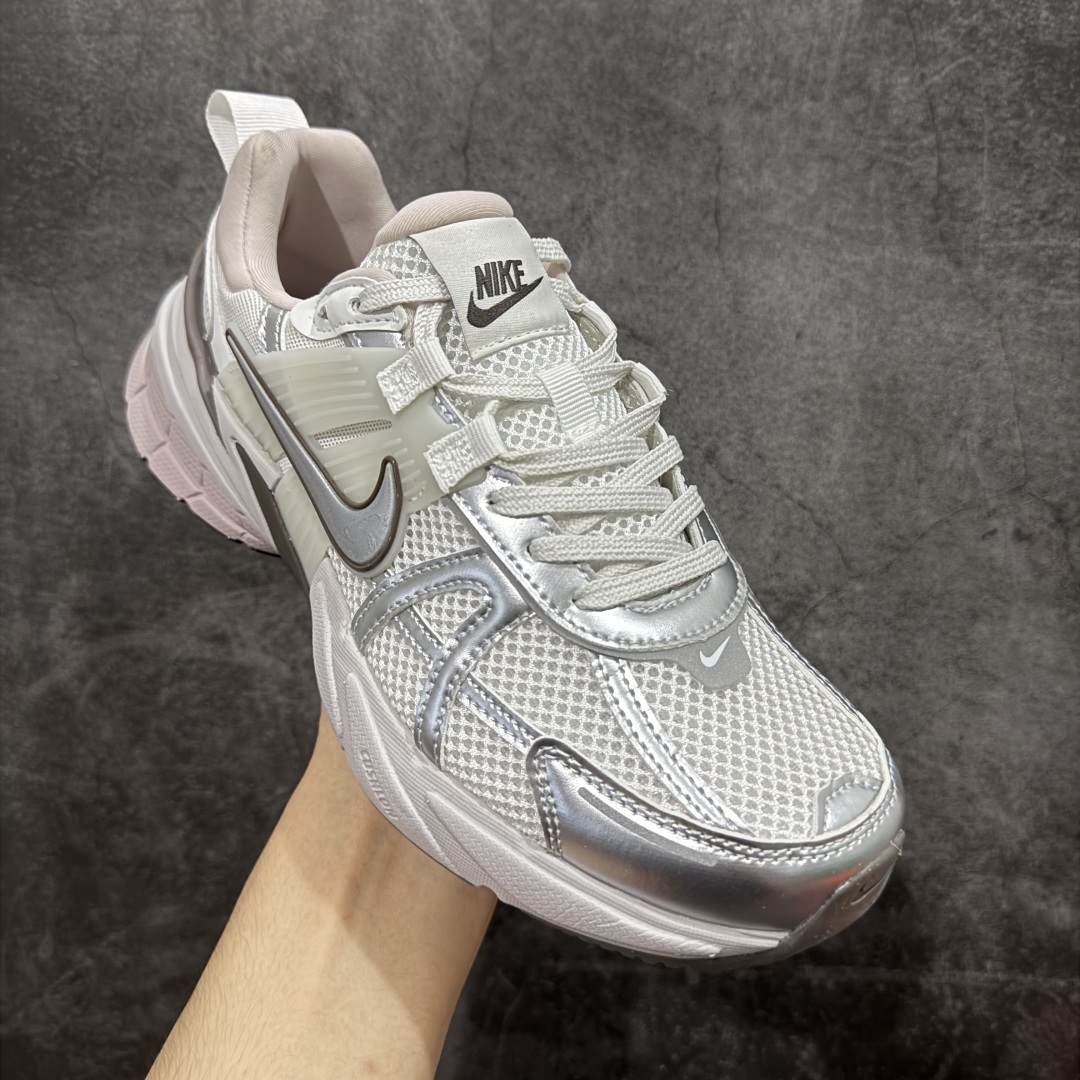 图片[3]-【正确组合底版】NK V2k Runtekk 复古老爹鞋跑步鞋 灰粉 FD0736-010 正确组合底区分市场提前出的一体的大底 材质上使用大面积网眼 皮革 TPU 组成 支撑和透气性肯定不错 中底处由 Cushlon 泡绵打造 保证在压马路时可以提供优秀脚感 并通过一手做旧氧化效果突出复古感 中底造型很容易让大家联想到巴黎世家3XL 增高效果同样不能忽视 尺码：36-40-选品中心