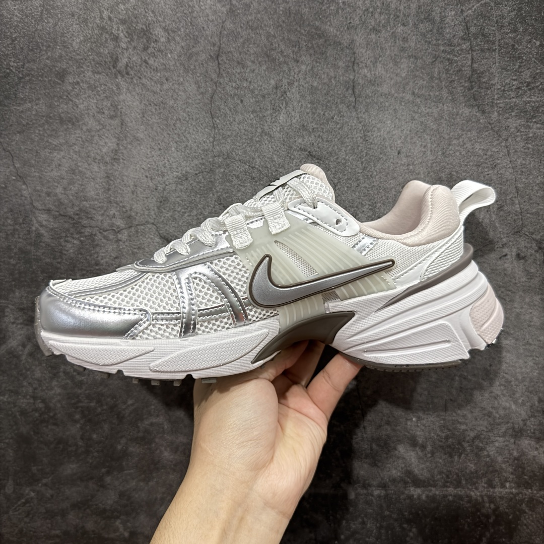 图片[2]-【正确组合底版】NK V2k Runtekk 复古老爹鞋跑步鞋 灰粉 FD0736-010 正确组合底区分市场提前出的一体的大底 材质上使用大面积网眼 皮革 TPU 组成 支撑和透气性肯定不错 中底处由 Cushlon 泡绵打造 保证在压马路时可以提供优秀脚感 并通过一手做旧氧化效果突出复古感 中底造型很容易让大家联想到巴黎世家3XL 增高效果同样不能忽视 尺码：36-40-选品中心