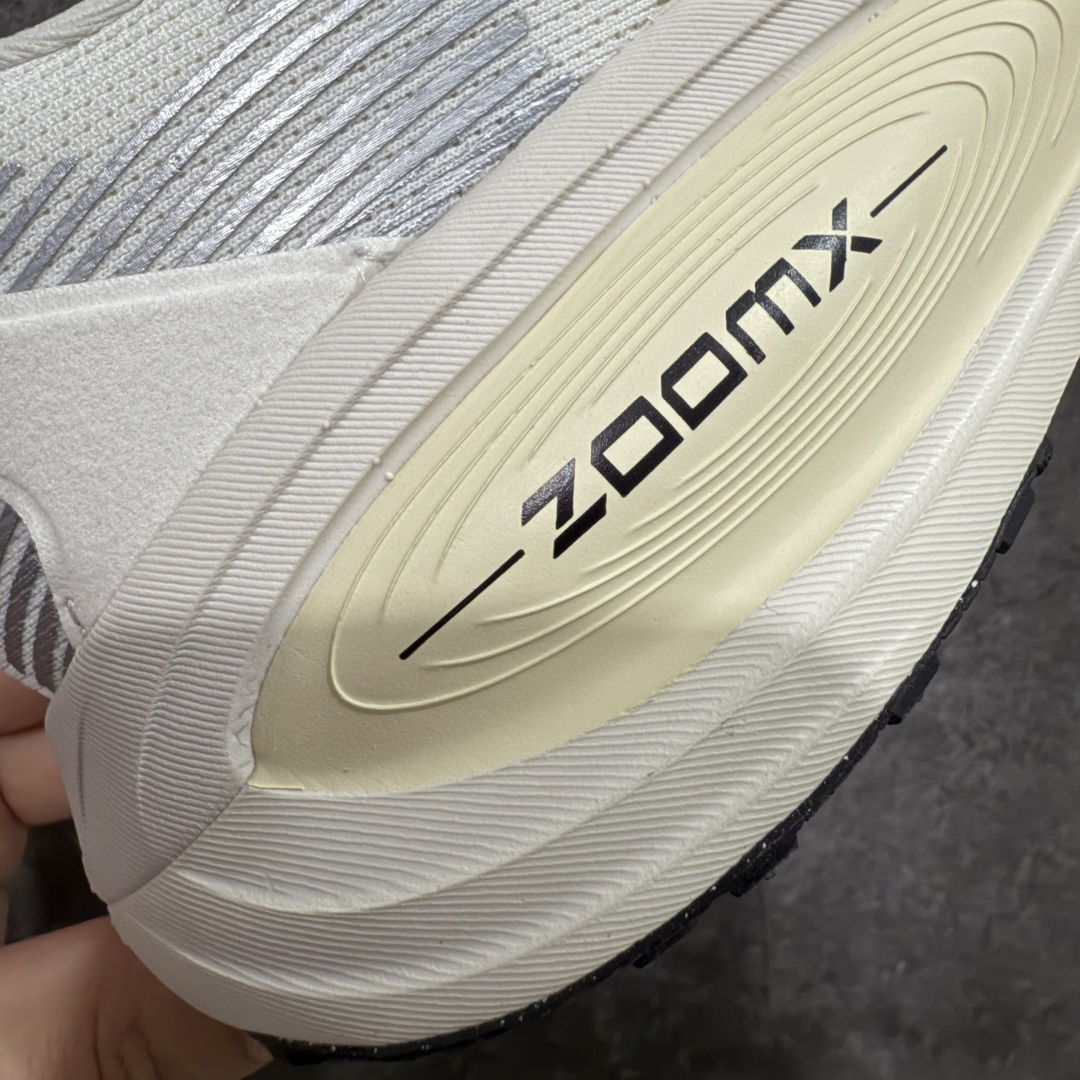  
【XE纯原版】Nike Air Zoom Vomero 18 全新科技运动跑鞋 HM6803-101