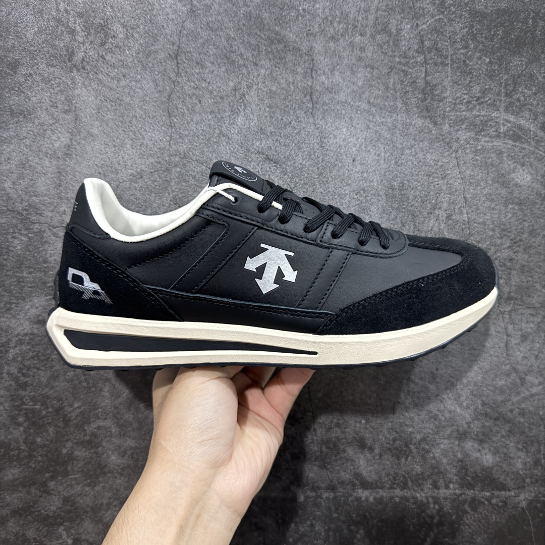 【纯原头层版】迪桑特DESCENTE Chron TRAINER 黑白皮内里 市面最优品质 区别市场版本 DESCENTE(迪桑特)创立于1935年,品牌名取自法语词汇,意为“滑降”。品牌箭头标识代表滑雪的三种技术“高速直线滑行”、“穿越”和“侧滑”,也寓意品牌在打造高端专业运动产品中不断追求完美的创新精神,致力于成为中国高端专业滑雪、综训、女子、铁人三项、高尔夫的第一品牌。 尺码:36 36.5 37 38 38.5 39 40 40.5 41 42 42.5 43 44 44.5 45-选品中心