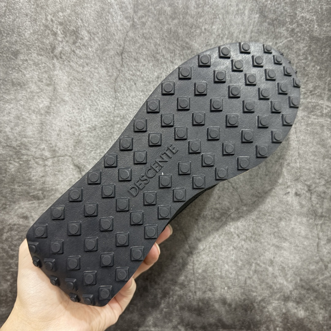 图片[9]-【纯原头层版】迪桑特DESCENTE Chron TRAINER 黑白皮内里 市面最优品质 区别市场版本 DESCENTE（迪桑特）创立于1935年，品牌名取自法语词汇，意为“滑降”。品牌箭头标识代表滑雪的三种技术“高速直线滑行”、“穿越”和“侧滑”，也寓意品牌在打造高端专业运动产品中不断追求完美的创新精神，致力于成为中国高端专业滑雪、综训、女子、铁人三项、高尔夫的第一品牌。 尺码：36 36.5 37 38 38.5 39 40 40.5 41 42 42.5 43 44 44.5 45-选品中心