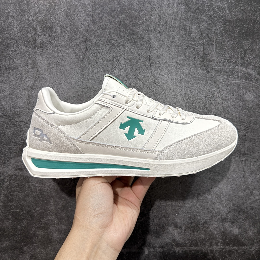 【纯原头层版】迪桑特DESCENTE Chron TRAINER 白绿皮内里 市面最优品质 区别市场版本 DESCENTE(迪桑特)创立于1935年,品牌名取自法语词汇,意为“滑降”。品牌箭头标识代表滑雪的三种技术“高速直线滑行”、“穿越”和“侧滑”,也寓意品牌在打造高端专业运动产品中不断追求完美的创新精神,致力于成为中国高端专业滑雪、综训、女子、铁人三项、高尔夫的第一品牌。 尺码:36 36.5 37 38 38.5 39 40 40.5 41 42 42.5 43 44 44.5 45-选品中心