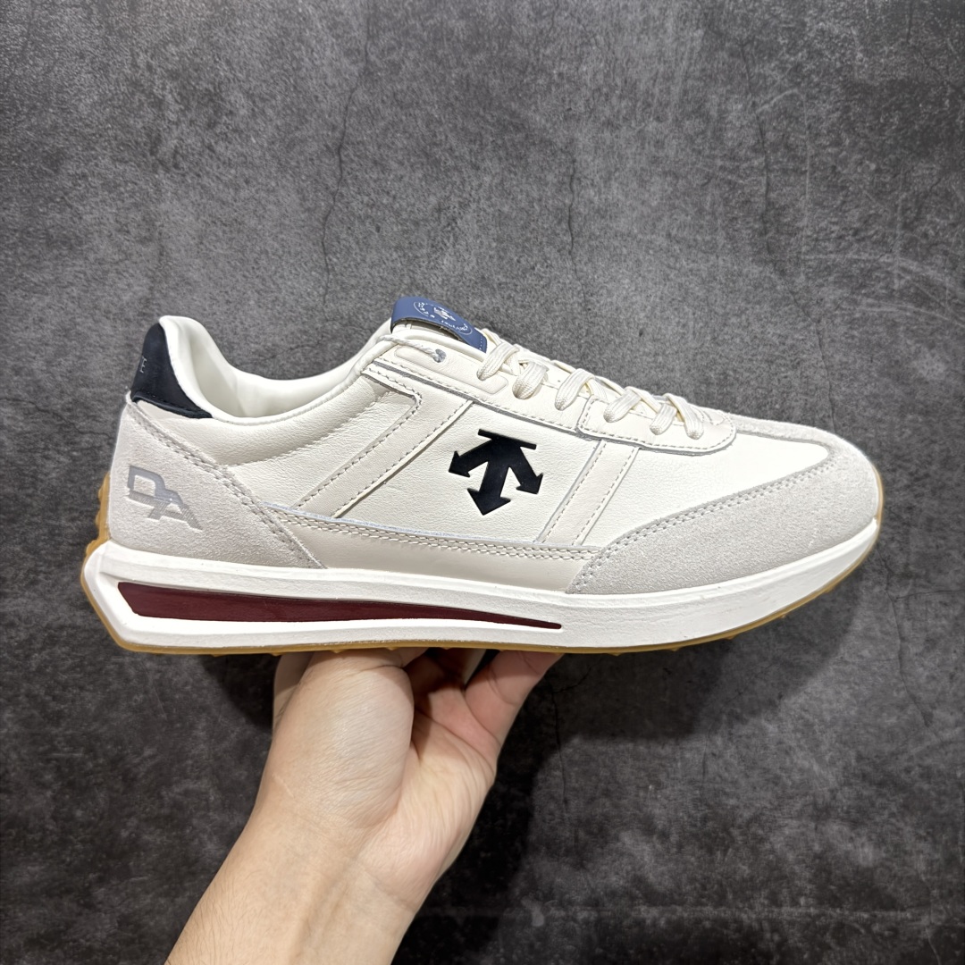 【纯原头层版】迪桑特DESCENTE Chron TRAINER 白灰皮内里 市面最优品质 区别市场版本 DESCENTE(迪桑特)创立于1935年,品牌名取自法语词汇,意为“滑降”。品牌箭头标识代表滑雪的三种技术“高速直线滑行”、“穿越”和“侧滑”,也寓意品牌在打造高端专业运动产品中不断追求完美的创新精神,致力于成为中国高端专业滑雪、综训、女子、铁人三项、高尔夫的第一品牌。 尺码:36 36.5 37 38 38.5 39 40 40.5 41 42 42.5 43 44 44.5 45-选品中心