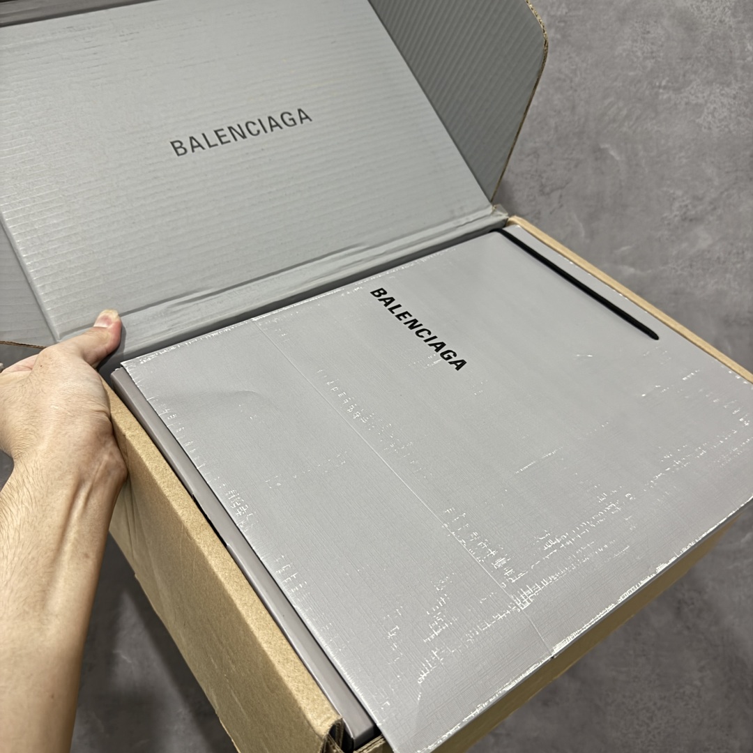 图片[11]-【莞顶礼盒版】Balenciag 巴黎世家18代 最新Hamptons系列 情侣款 破损 做旧 休闲 运动鞋 莞产出品 非工厂出货 品质细节比工厂版本都要好很多 自行对比 原版购入开发做货 配送专柜精美包装手提袋🛍📦 ▪️面料： 原版定制进口头层牛皮 ▪️内里：进口透气毛巾绒里 ▪️鞋底：原版开模防滑橡胶材质 ▪️底厚：3CM ▪️尺码： 女款35-41 / 男款39-45-选品中心