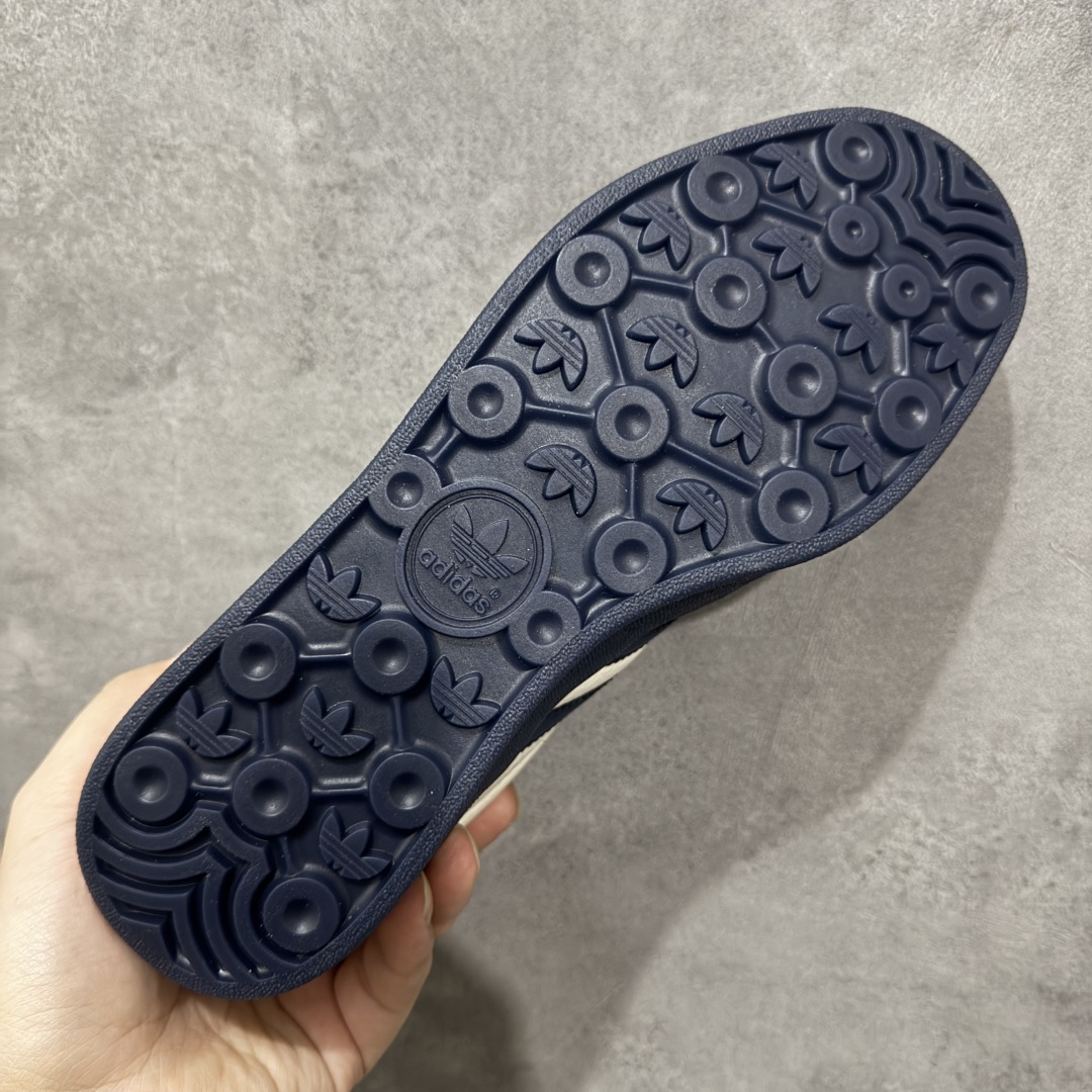 图片[9]-【定制版】Adidas originals GAZELLE INDOOR Indoor LV T头鞋 SUP联名 防滑耐磨轻便低帮板鞋 米白藏蓝 以柔软的皮革鞋面搭配耐磨橡胶外底，展现出复古与现代的融合。鞋面采用细腻纹理设计，搭配三条杠，尽显品牌经典。无论是运动场还是街头，这双鞋都能轻松驾驭。 货号： DM1234-003 尺码： 36 36.5 37 38 38.5 39 40 40.5 41 42 42.5 43 44 44.5 45-选品中心