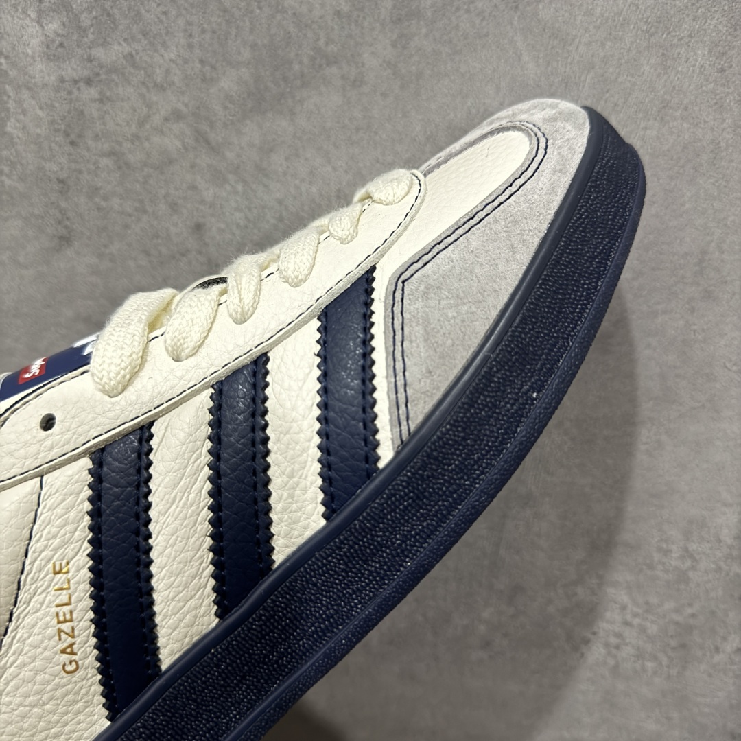 图片[6]-【定制版】Adidas originals GAZELLE INDOOR Indoor LV T头鞋 SUP联名 防滑耐磨轻便低帮板鞋 米白藏蓝 以柔软的皮革鞋面搭配耐磨橡胶外底，展现出复古与现代的融合。鞋面采用细腻纹理设计，搭配三条杠，尽显品牌经典。无论是运动场还是街头，这双鞋都能轻松驾驭。 货号： DM1234-003 尺码： 36 36.5 37 38 38.5 39 40 40.5 41 42 42.5 43 44 44.5 45-选品中心
