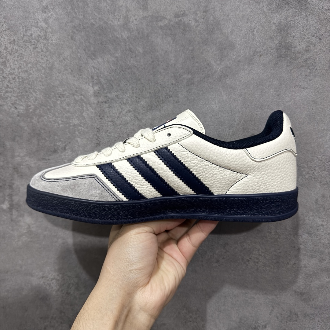 图片[2]-【定制版】Adidas originals GAZELLE INDOOR Indoor LV T头鞋 SUP联名 防滑耐磨轻便低帮板鞋 米白藏蓝 以柔软的皮革鞋面搭配耐磨橡胶外底，展现出复古与现代的融合。鞋面采用细腻纹理设计，搭配三条杠，尽显品牌经典。无论是运动场还是街头，这双鞋都能轻松驾驭。 货号： DM1234-003 尺码： 36 36.5 37 38 38.5 39 40 40.5 41 42 42.5 43 44 44.5 45-选品中心