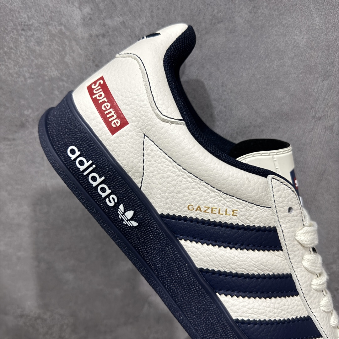 图片[7]-【定制版】Adidas originals GAZELLE INDOOR Indoor LV T头鞋 SUP联名 防滑耐磨轻便低帮板鞋 米白藏蓝 以柔软的皮革鞋面搭配耐磨橡胶外底，展现出复古与现代的融合。鞋面采用细腻纹理设计，搭配三条杠，尽显品牌经典。无论是运动场还是街头，这双鞋都能轻松驾驭。 货号： DM1234-003 尺码： 36 36.5 37 38 38.5 39 40 40.5 41 42 42.5 43 44 44.5 45-选品中心