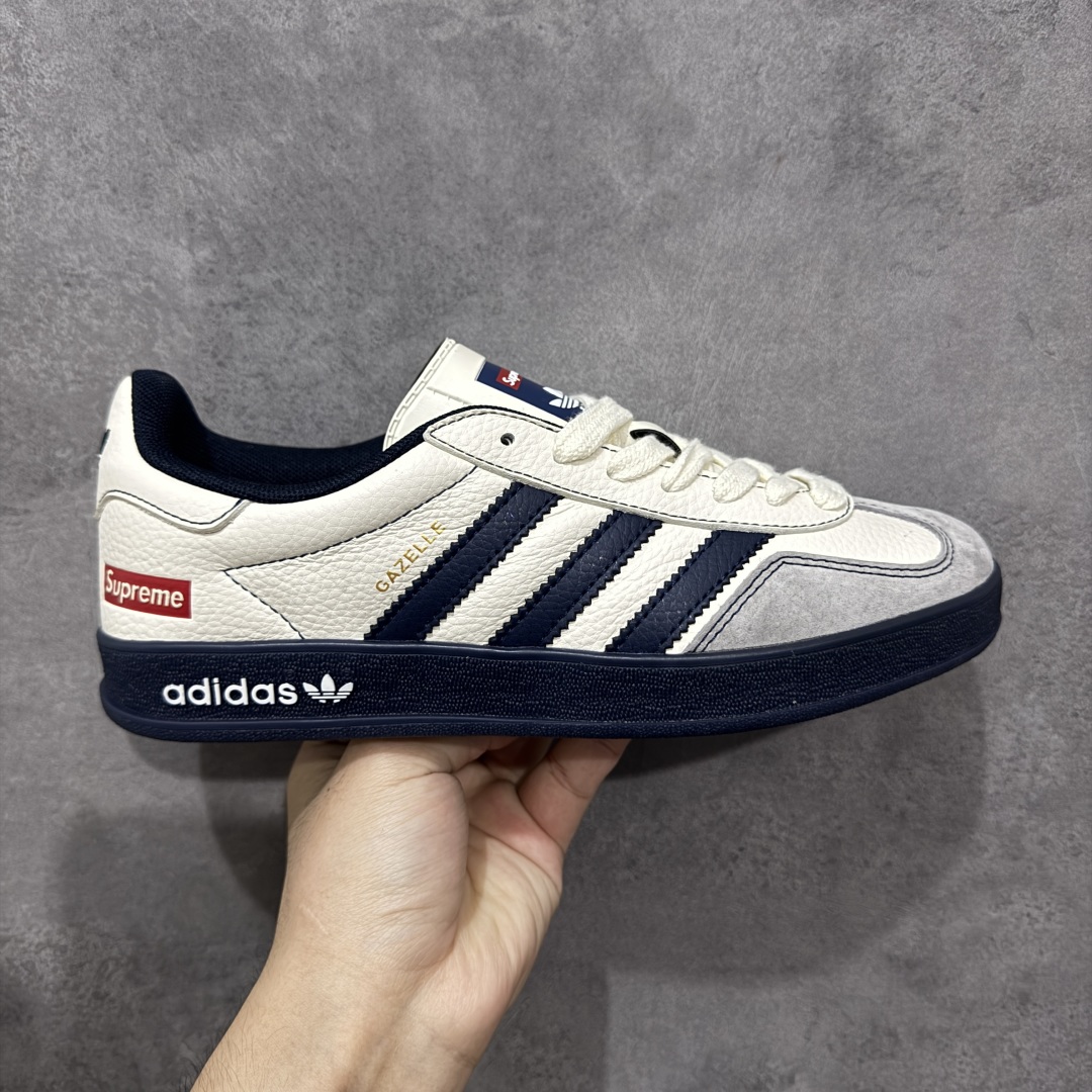【定制版】Adidas originals GAZELLE INDOOR Indoor LV T头鞋 SUP联名 防滑耐磨轻便低帮板鞋 米白藏蓝 以柔软的皮革鞋面搭配耐磨橡胶外底,展现出复古与现代的融合。鞋面采用细腻纹理设计,搭配三条杠,尽显品牌经典。无论是运动场还是街头,这双鞋都能轻松驾驭。 货号: DM1234-003 尺码: 36 36.5 37 38 38.5 39 40 40.5 41 42 42.5 43 44 44.5 45-选品中心