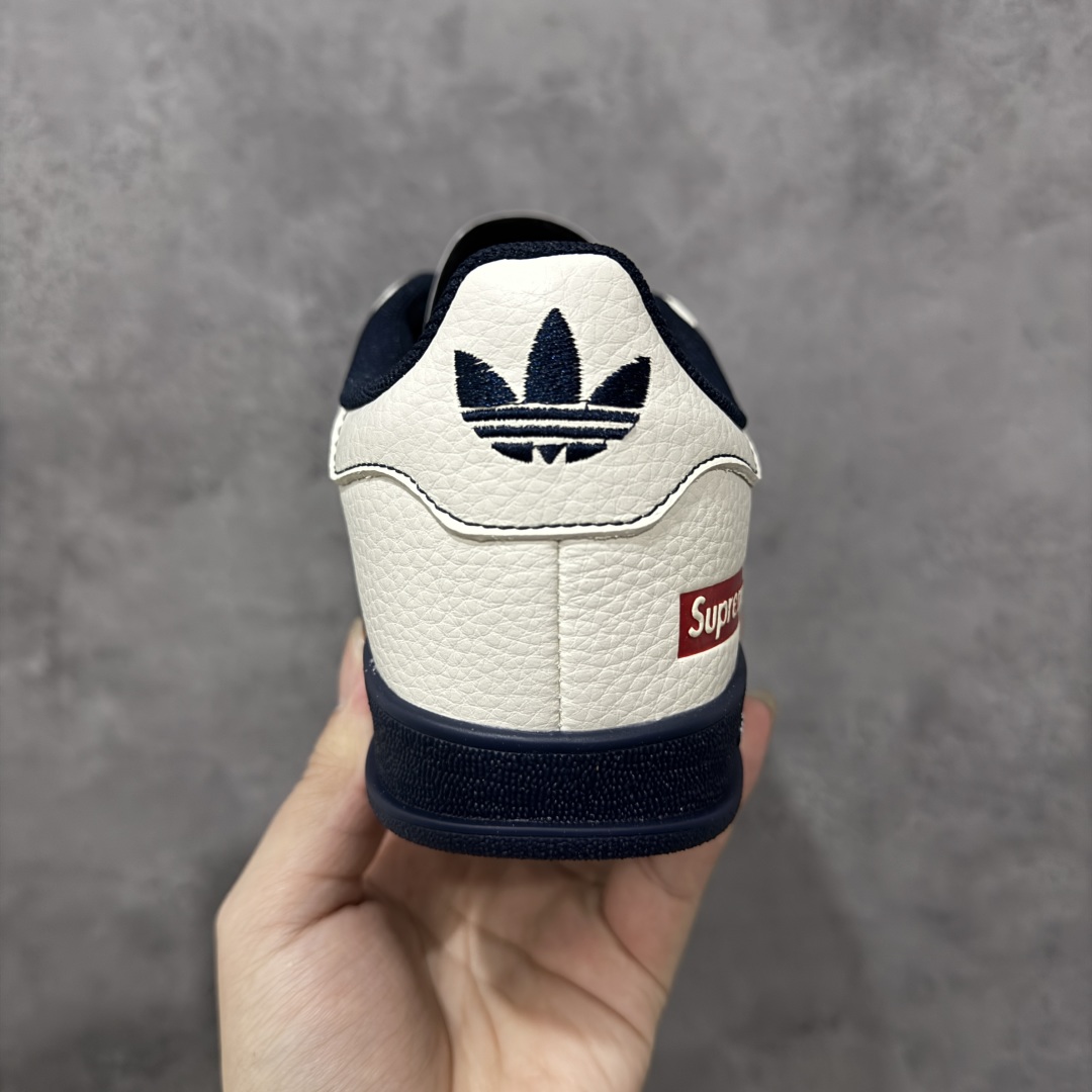 图片[4]-【定制版】Adidas originals GAZELLE INDOOR Indoor LV T头鞋 SUP联名 防滑耐磨轻便低帮板鞋 米白藏蓝 以柔软的皮革鞋面搭配耐磨橡胶外底，展现出复古与现代的融合。鞋面采用细腻纹理设计，搭配三条杠，尽显品牌经典。无论是运动场还是街头，这双鞋都能轻松驾驭。 货号： DM1234-003 尺码： 36 36.5 37 38 38.5 39 40 40.5 41 42 42.5 43 44 44.5 45-选品中心